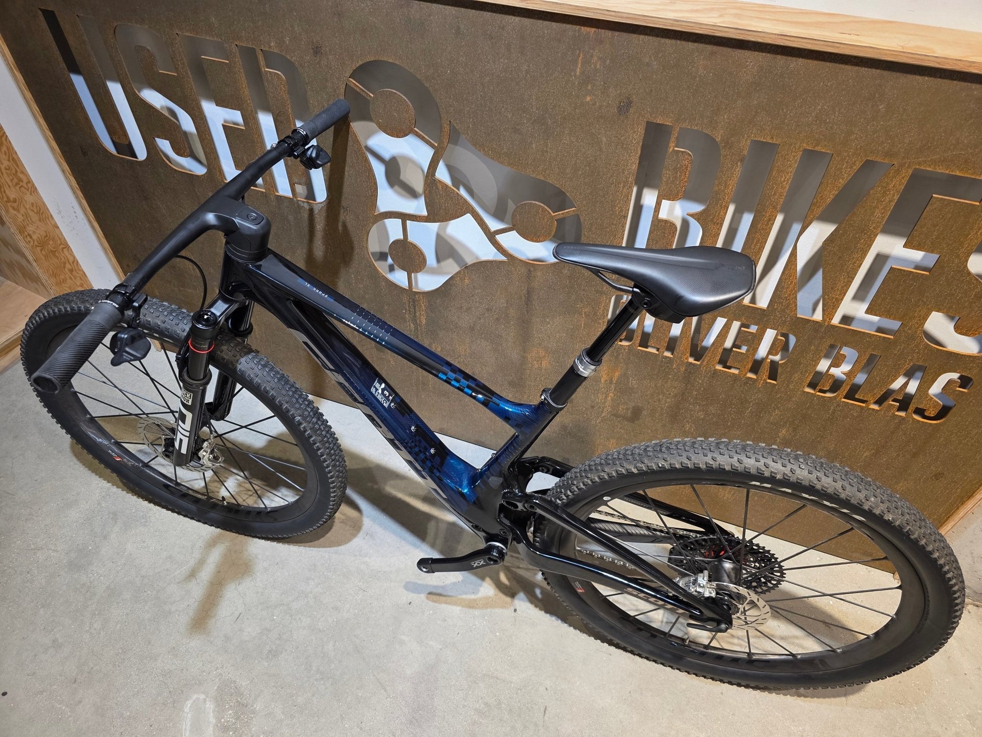 Mountainbike von Scott, SCOTT SPARK RC SL / MARTIN GREEN / M vor USEDBIKES - OB.DE Hintergrund