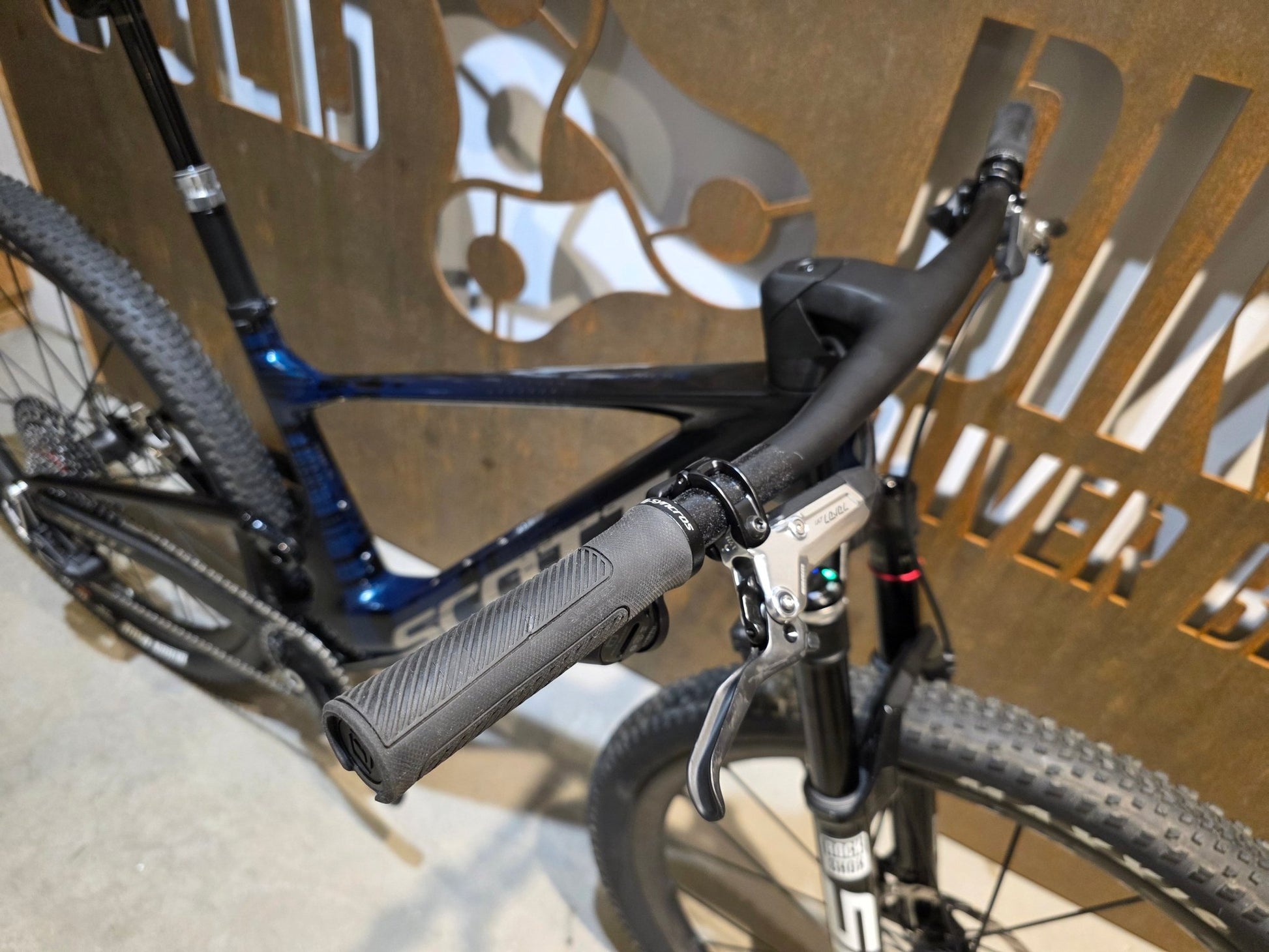 Mountainbike von Scott, SCOTT SPARK RC SL / MARTIN GREEN / M vor USEDBIKES - OB.DE Hintergrund