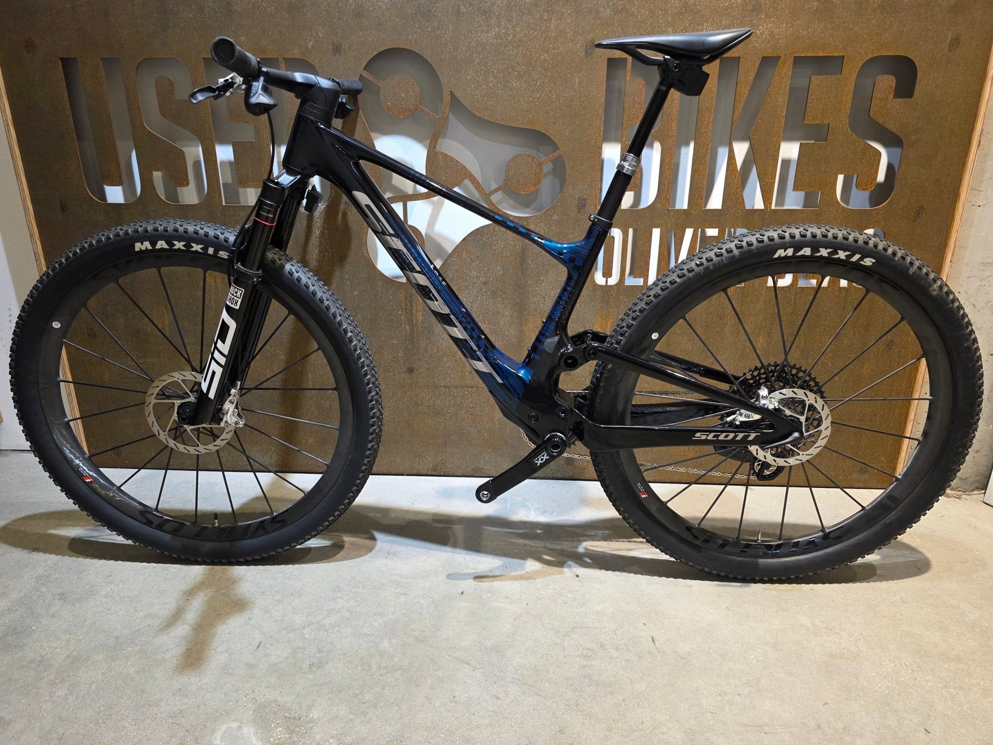 Mountainbike von Scott, SCOTT SPARK RC SL / MARTIN GREEN / M vor USEDBIKES - OB.DE Hintergrund