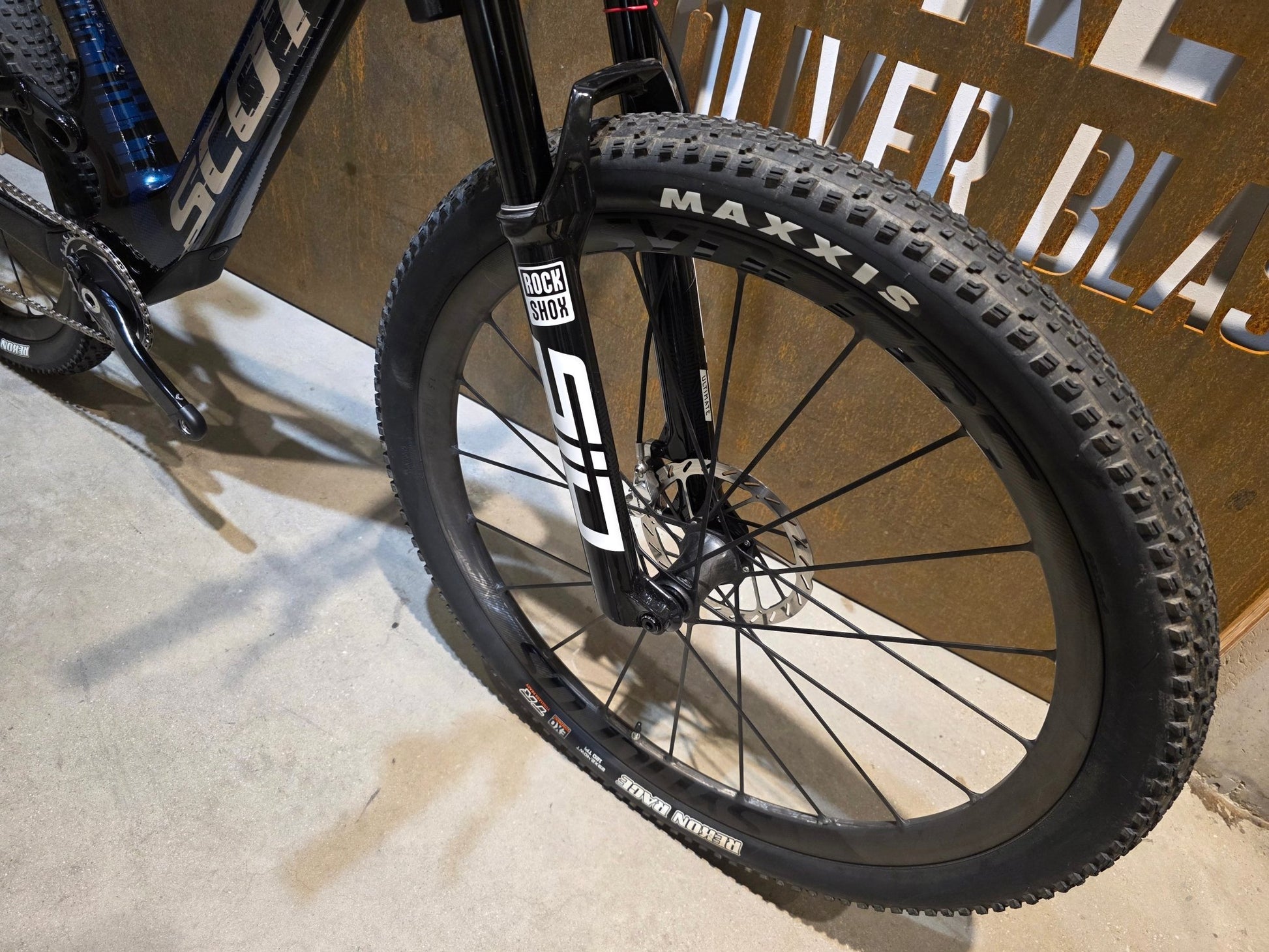 Mountainbike von Scott, SCOTT SPARK RC SL / MARTIN GREEN / M vor USEDBIKES - OB.DE Hintergrund