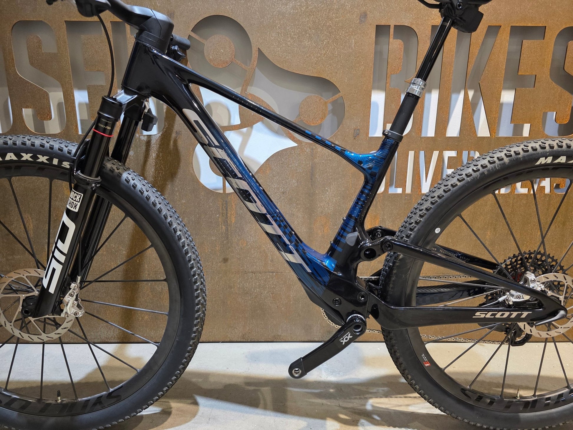 Mountainbike von Scott, SCOTT SPARK RC SL / MARTIN GREEN / M vor USEDBIKES - OB.DE Hintergrund