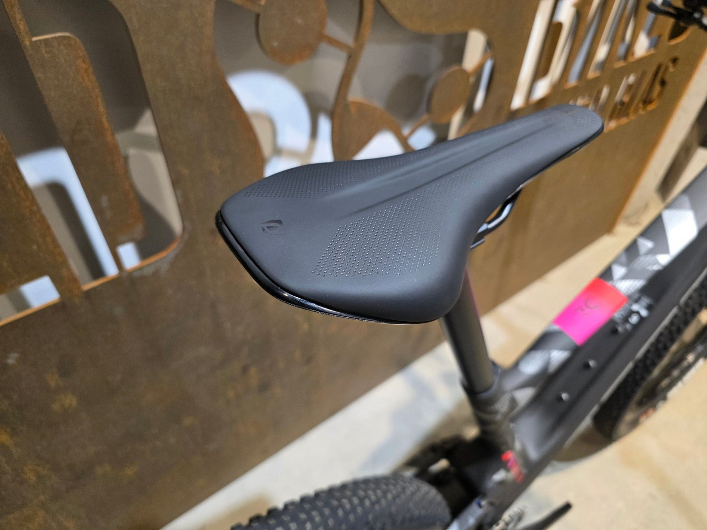 Mountainbike von Scott, SCOTT SPARK RC TEAM / CARBON BLACK / M vor USEDBIKES - OB.DE Hintergrund