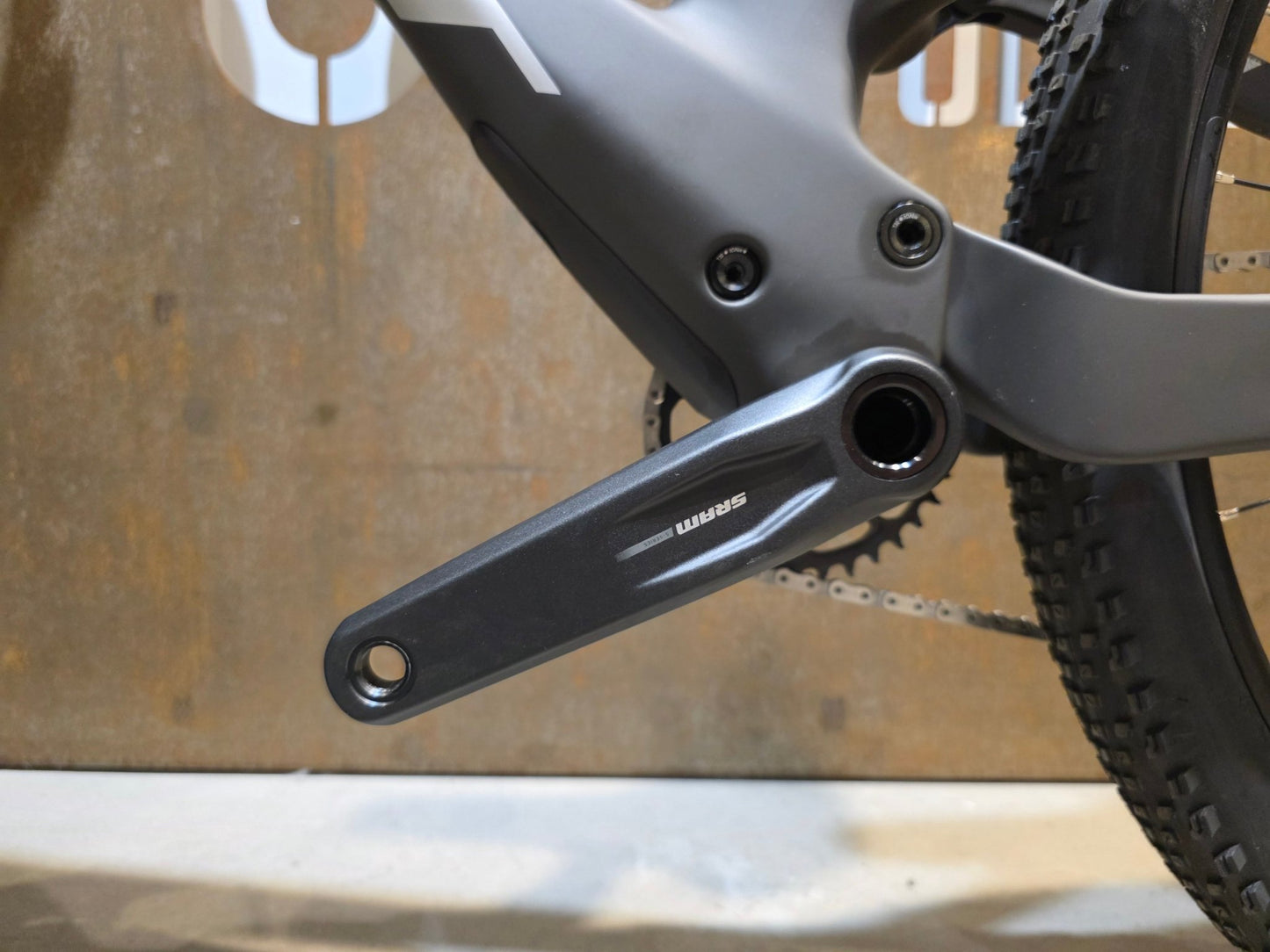 Mountainbike von Scott, SCOTT SPARK RC TEAM / CARBON BLACK / M vor USEDBIKES - OB.DE Hintergrund