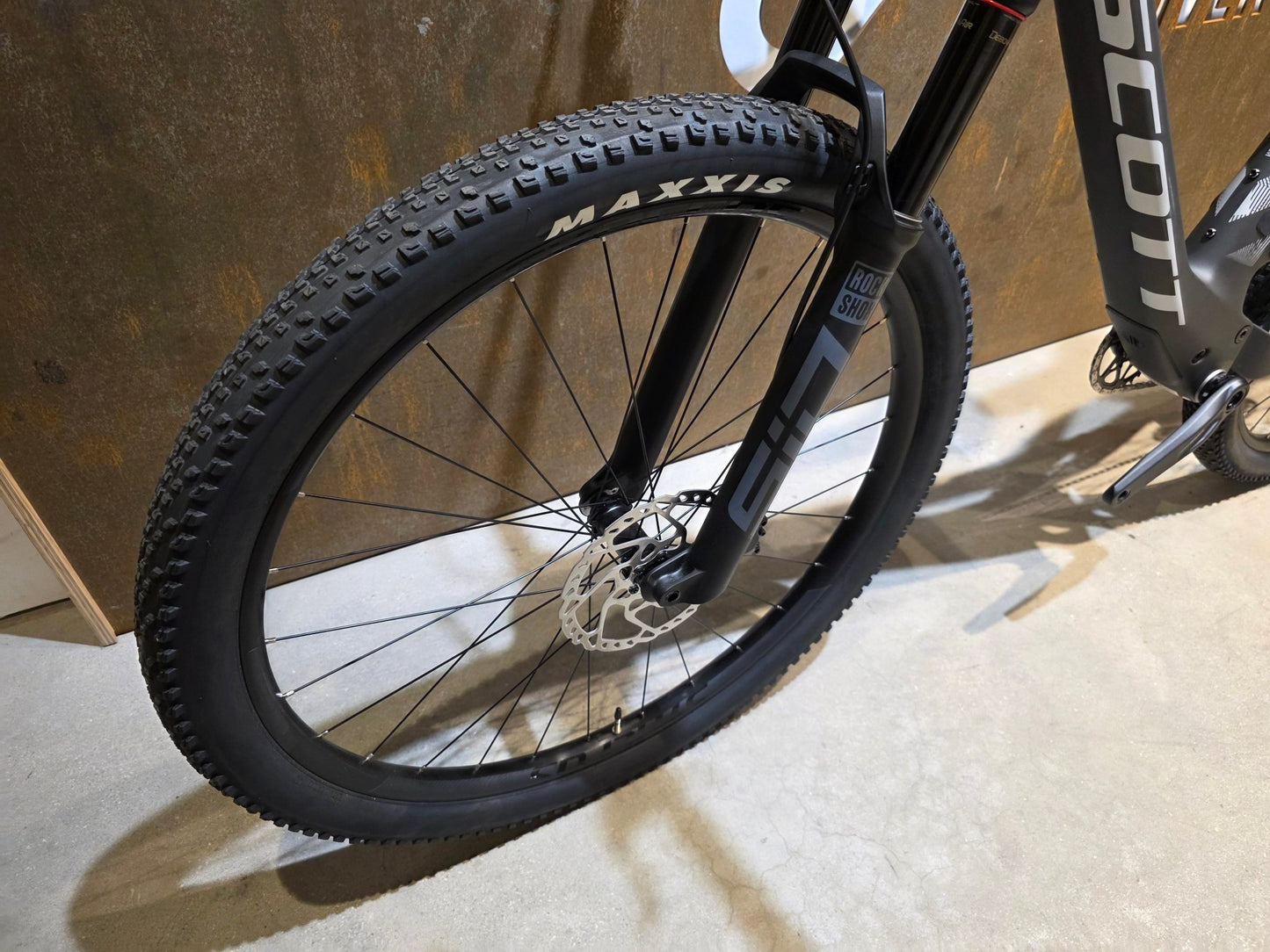 Mountainbike von Scott, SCOTT SPARK RC TEAM / CARBON BLACK / M vor USEDBIKES - OB.DE Hintergrund