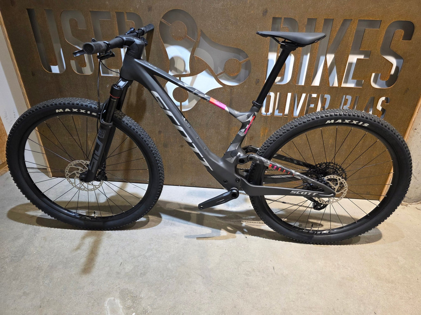 Mountainbike von Scott, SCOTT SPARK RC TEAM / CARBON BLACK / M vor USEDBIKES - OB.DE Hintergrund