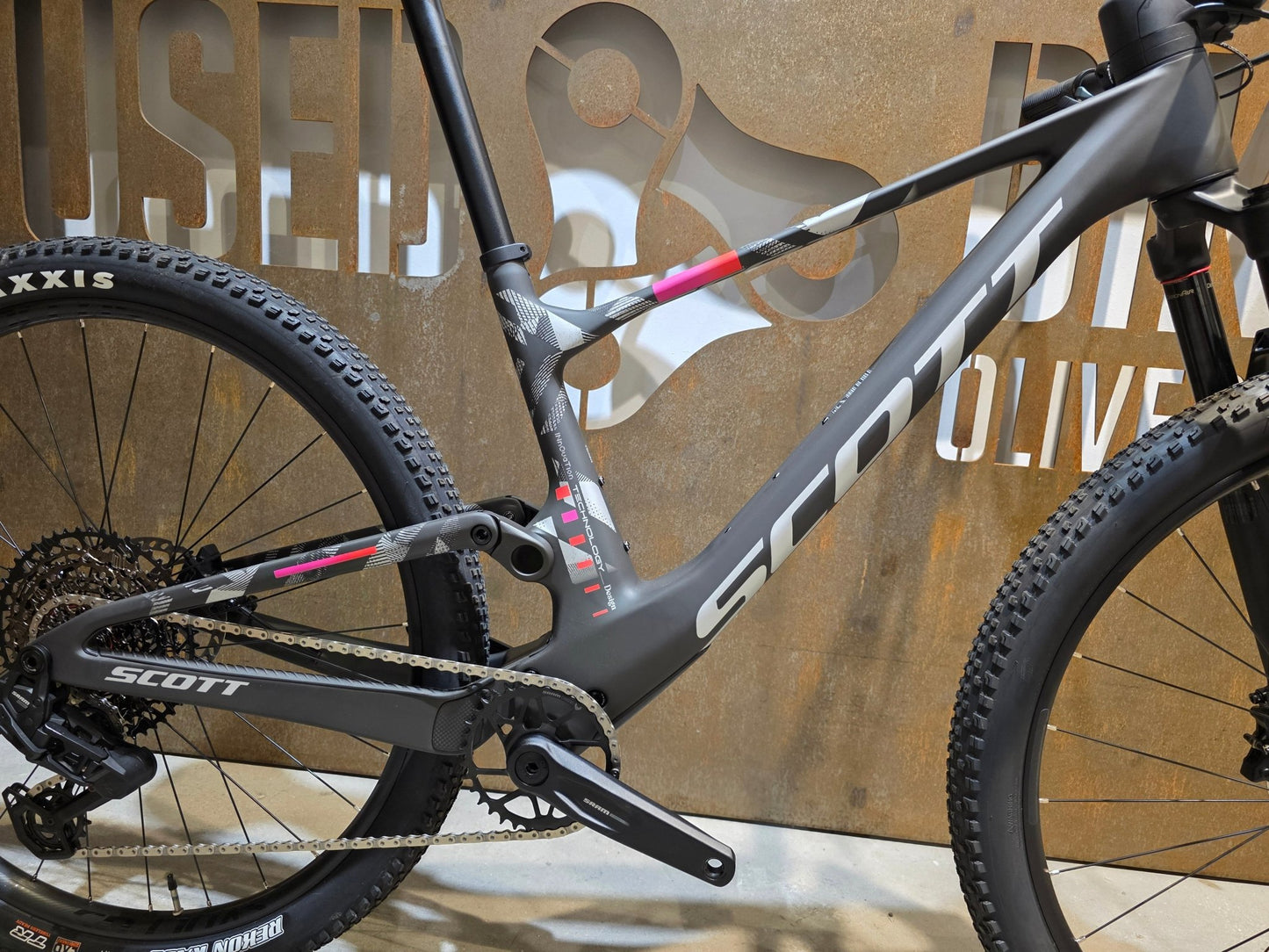 Mountainbike von Scott, SCOTT SPARK RC TEAM / CARBON BLACK / M vor USEDBIKES - OB.DE Hintergrund