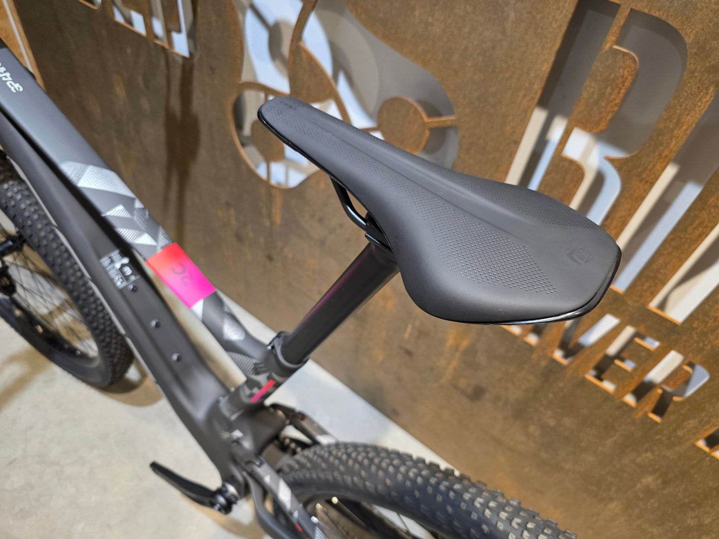 Mountainbike von Scott, SCOTT SPARK RC TEAM / CARBON BLACK / M vor USEDBIKES - OB.DE Hintergrund