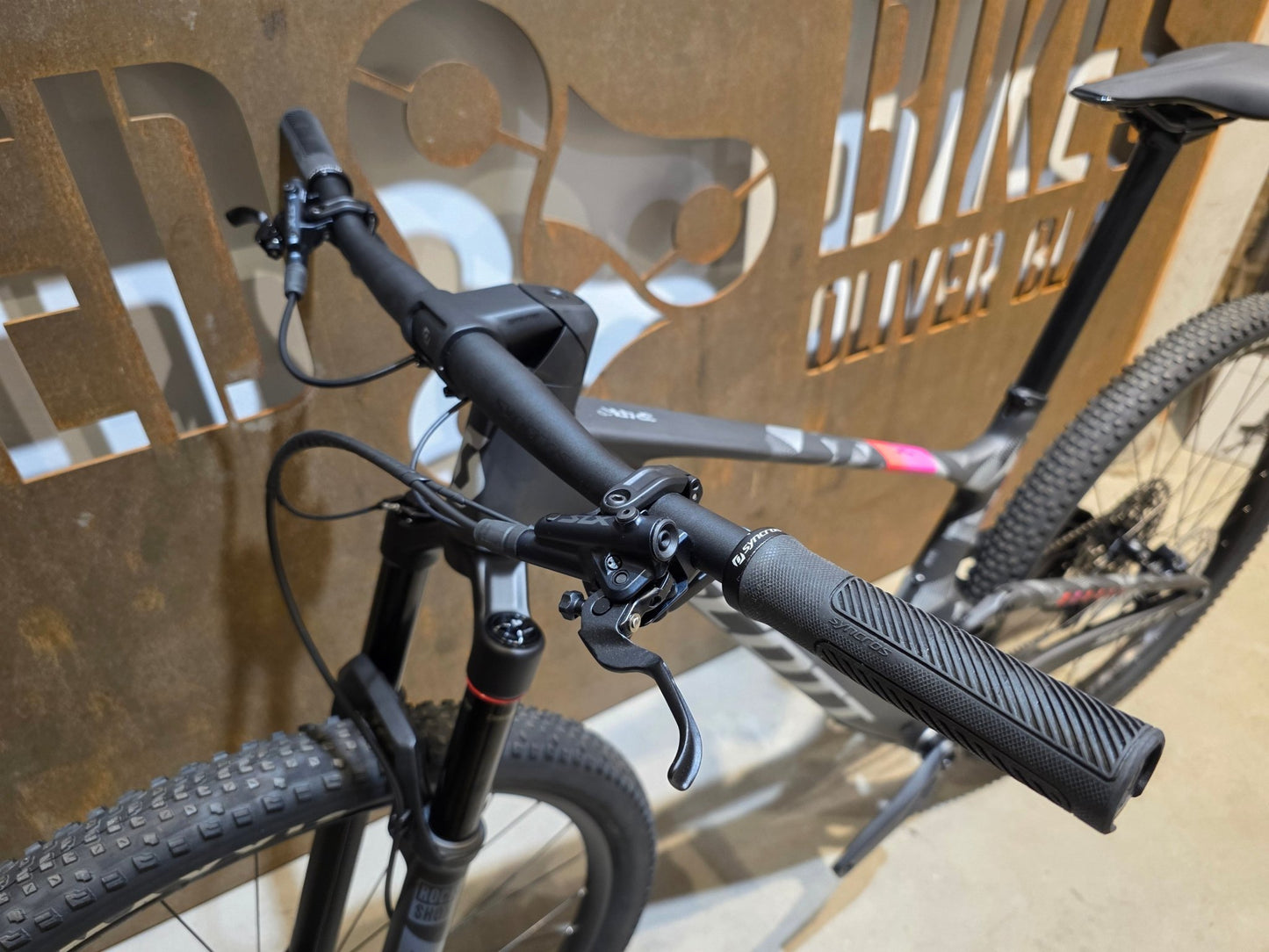 Mountainbike von Scott, SCOTT SPARK RC TEAM / CARBON BLACK / M vor USEDBIKES - OB.DE Hintergrund