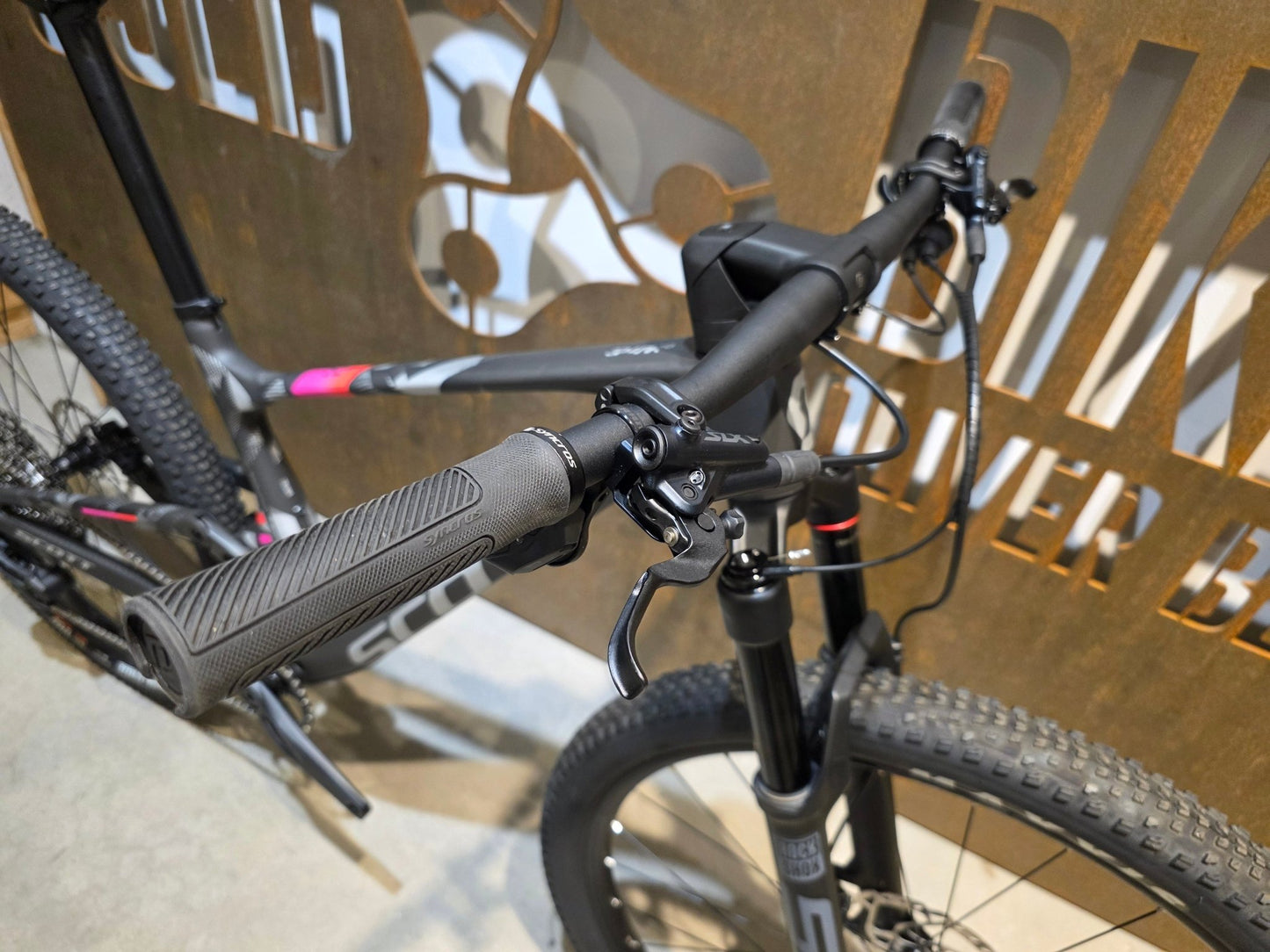 Mountainbike von Scott, SCOTT SPARK RC TEAM / CARBON BLACK / M vor USEDBIKES - OB.DE Hintergrund