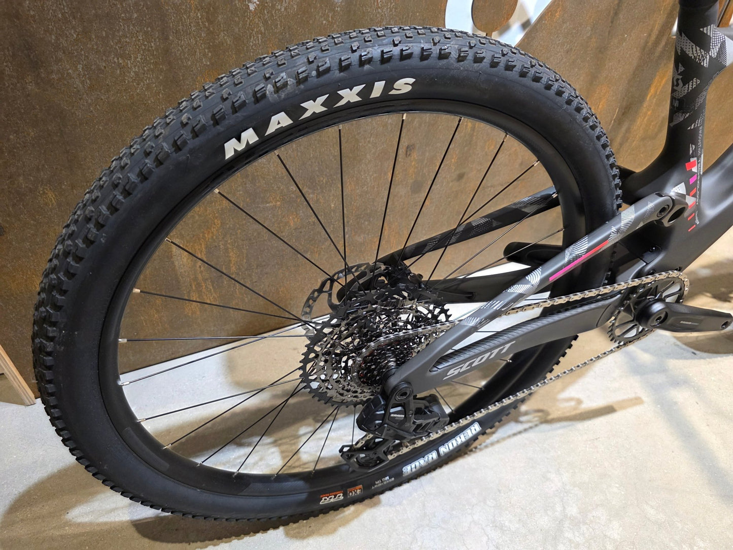 Mountainbike von Scott, SCOTT SPARK RC TEAM / CARBON BLACK / M vor USEDBIKES - OB.DE Hintergrund