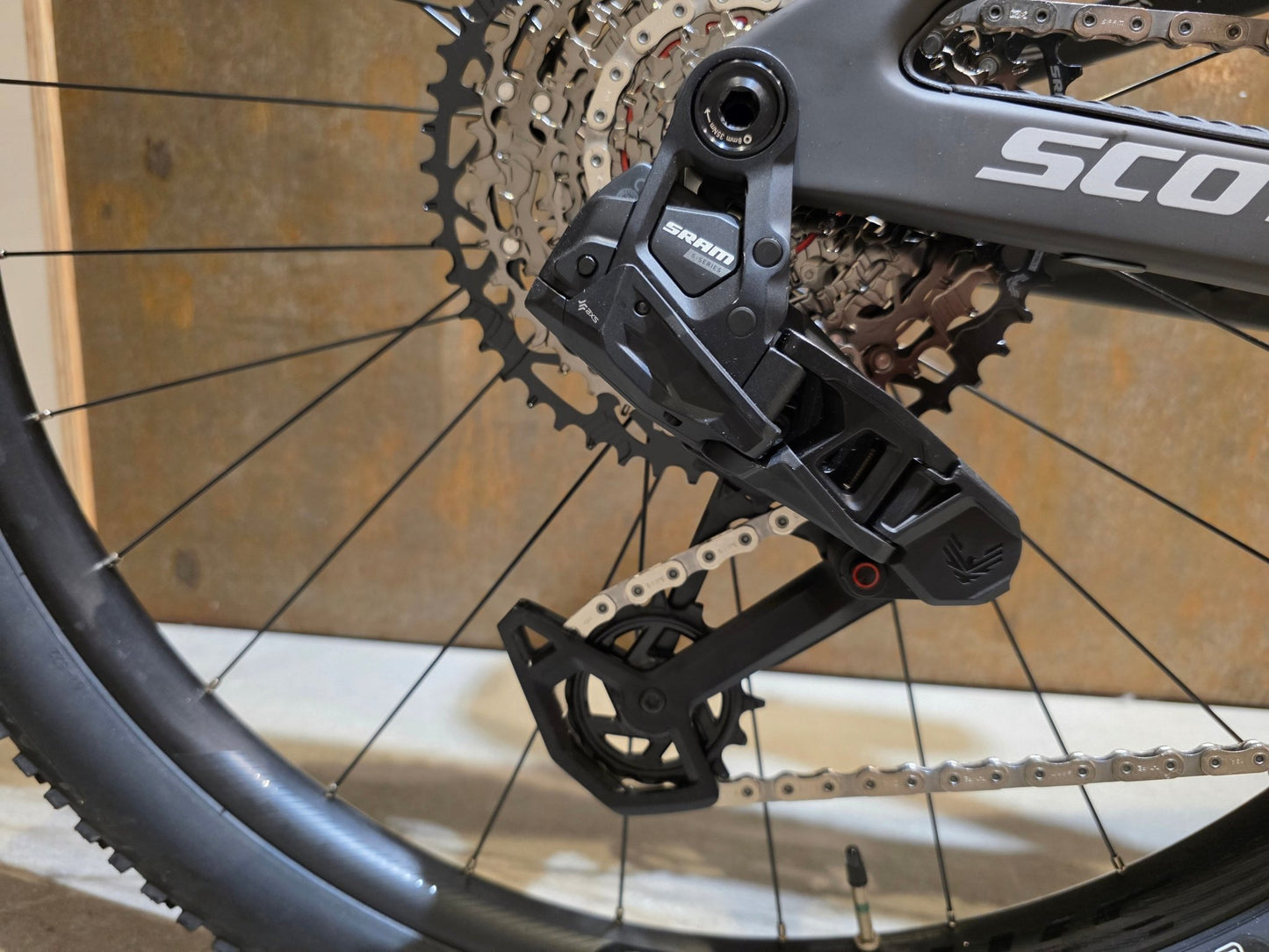 Mountainbike von Scott, SCOTT SPARK RC TEAM / CARBON BLACK / M vor USEDBIKES - OB.DE Hintergrund