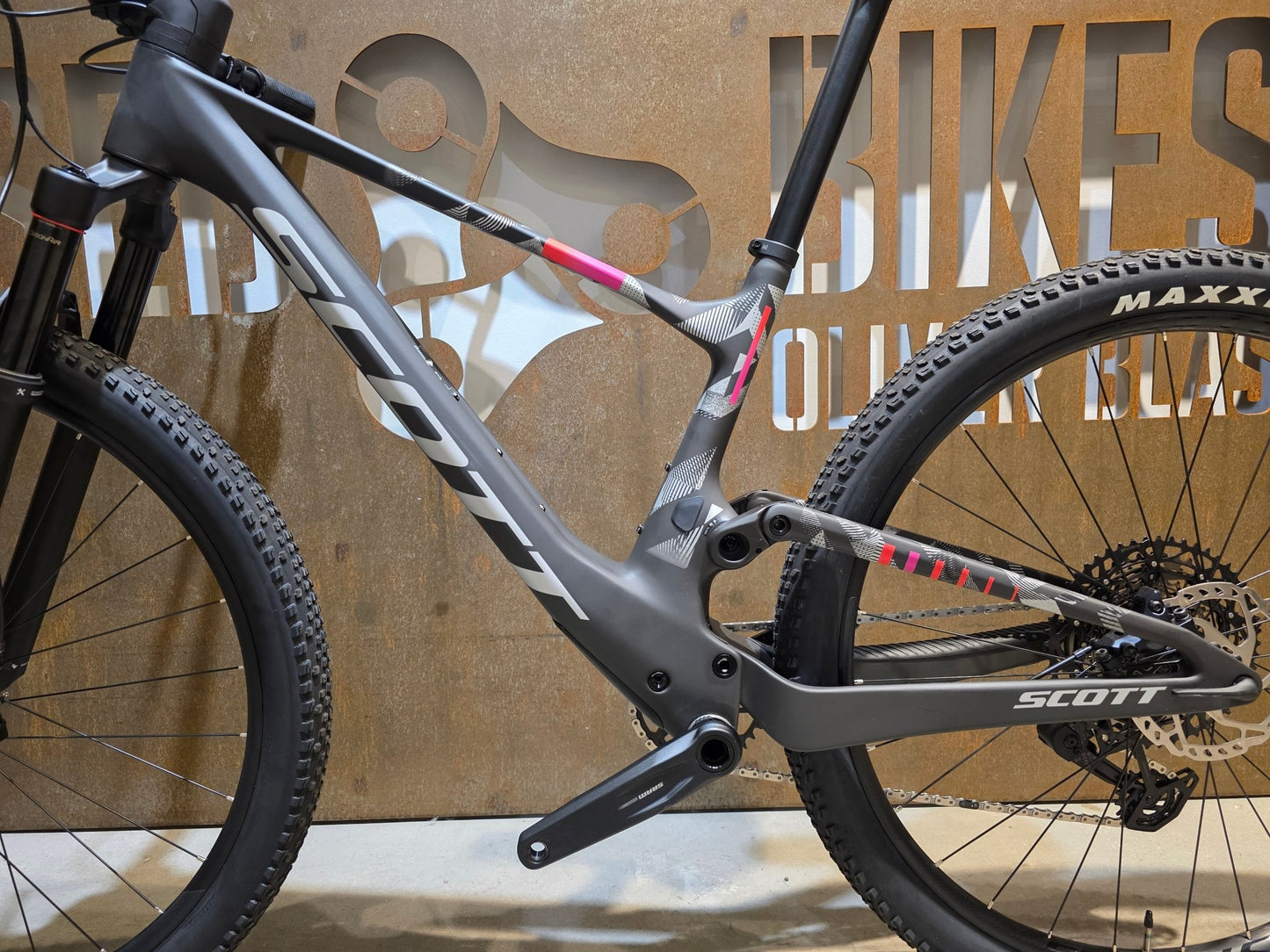 Mountainbike von Scott, SCOTT SPARK RC TEAM / CARBON BLACK / M vor USEDBIKES - OB.DE Hintergrund