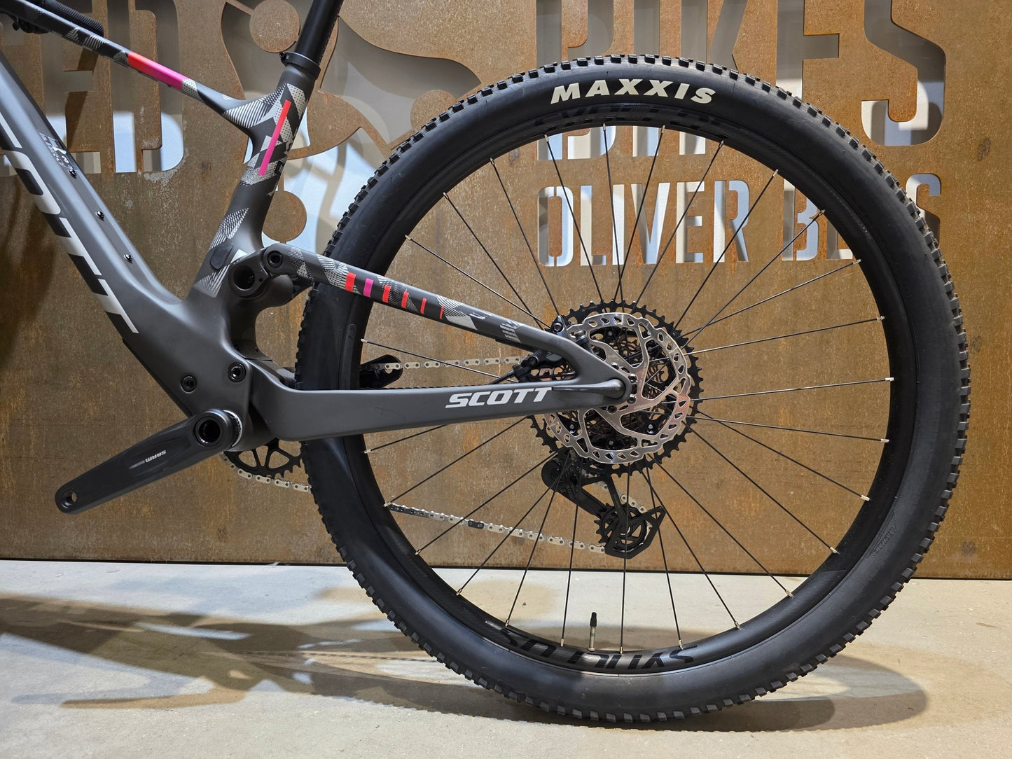 Mountainbike von Scott, SCOTT SPARK RC TEAM / CARBON BLACK / M vor USEDBIKES - OB.DE Hintergrund