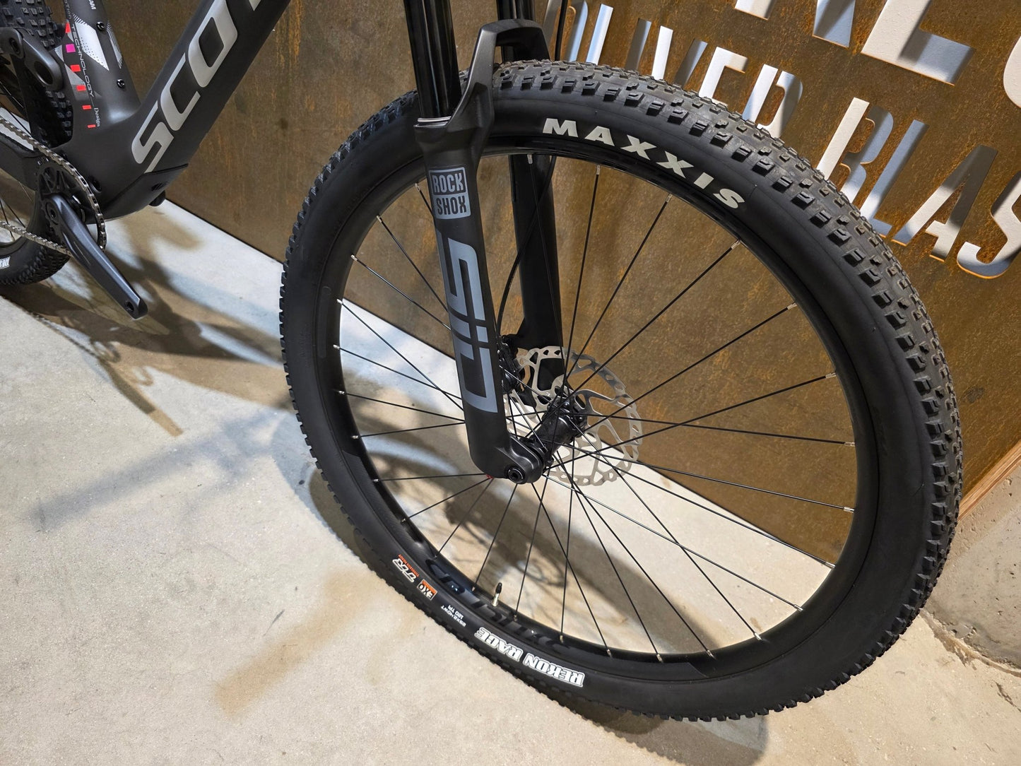 Mountainbike von Scott, SCOTT SPARK RC TEAM / CARBON BLACK / M vor USEDBIKES - OB.DE Hintergrund