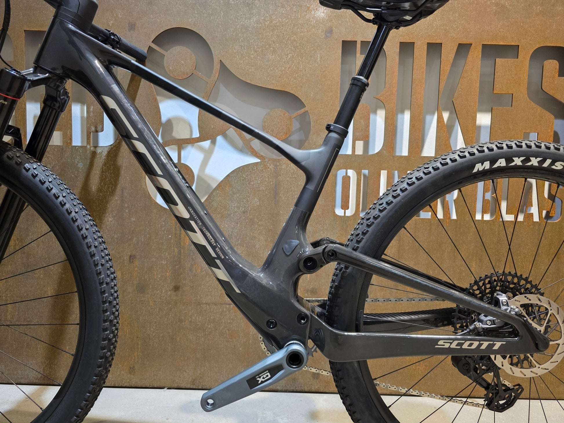 Mountainbike von Scott, SCOTT SPARK RC TEAM ISSUE / CARBON BLACK / M vor USEDBIKES - OB.DE Hintergrund