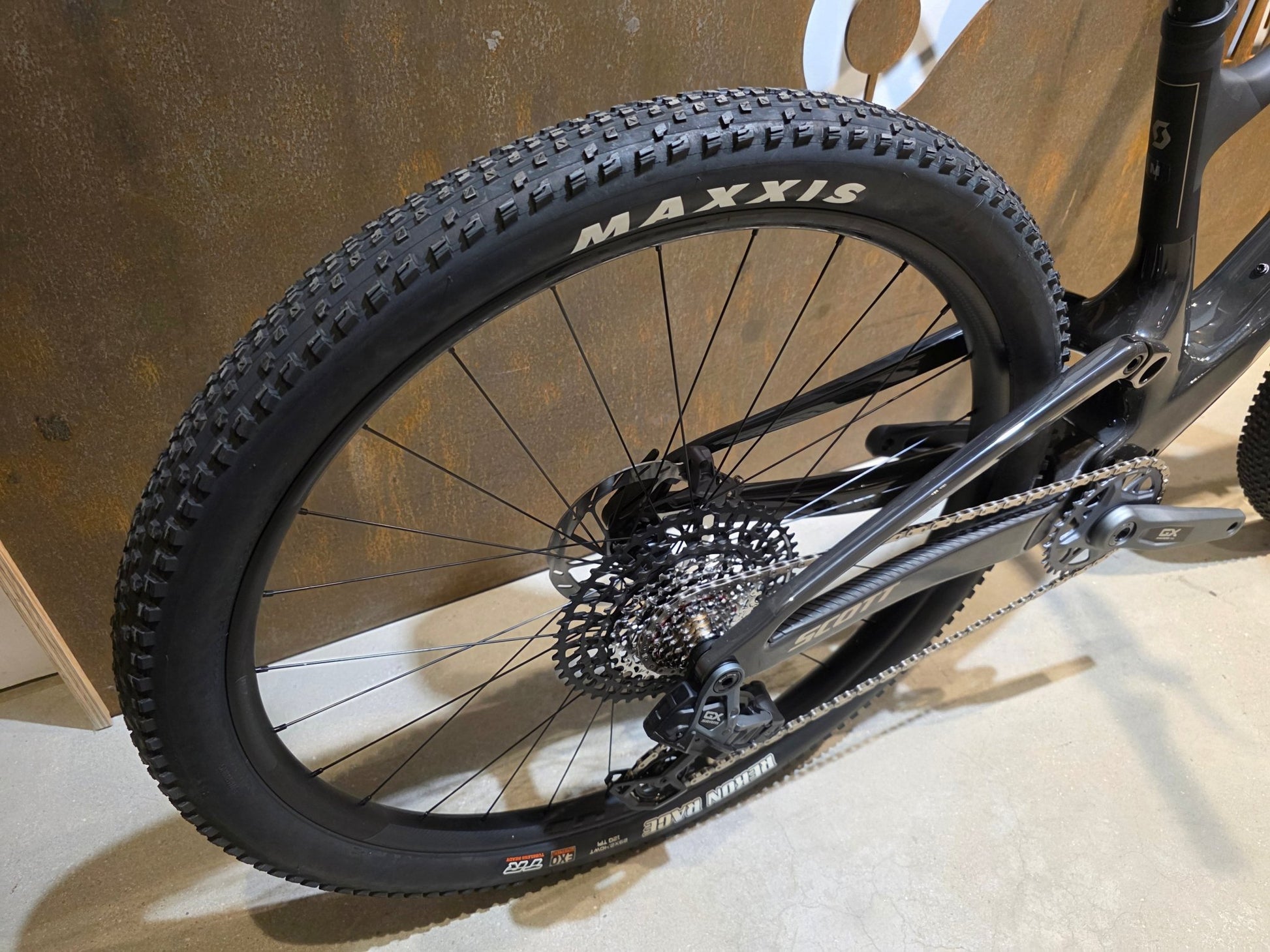 Mountainbike von Scott, SCOTT SPARK RC TEAM ISSUE / CARBON BLACK / M vor USEDBIKES - OB.DE Hintergrund