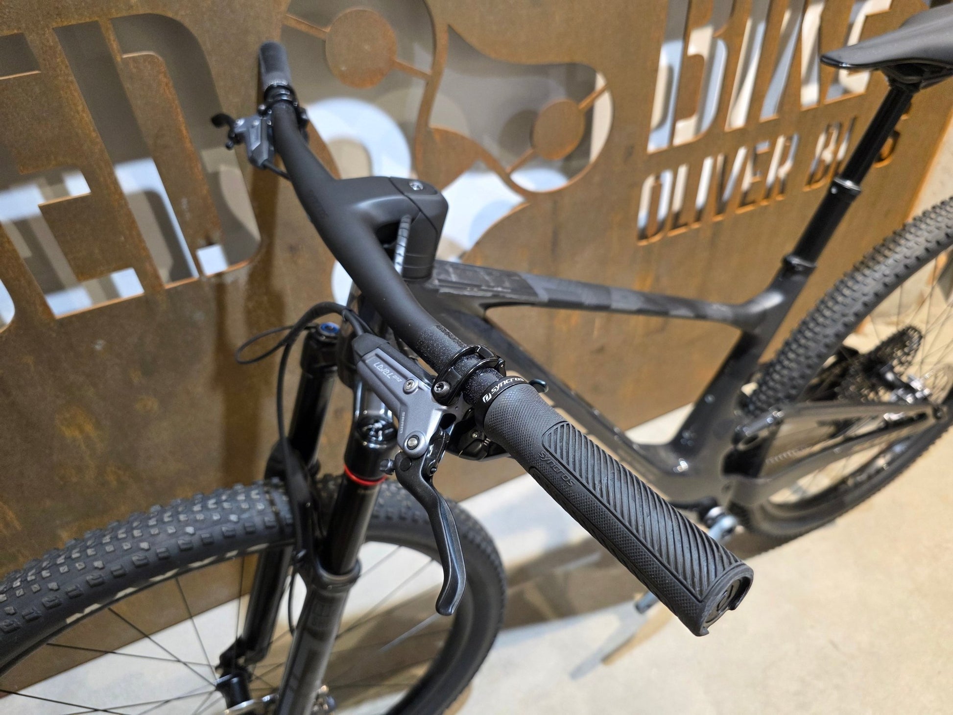 Mountainbike von Scott, SCOTT SPARK RC TEAM ISSUE / CARBON BLACK / M vor USEDBIKES - OB.DE Hintergrund