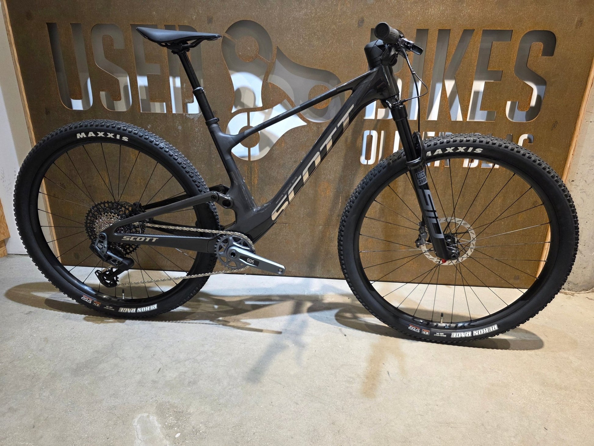 Mountainbike von Scott, SCOTT SPARK RC TEAM ISSUE / CARBON BLACK / M vor USEDBIKES - OB.DE Hintergrund