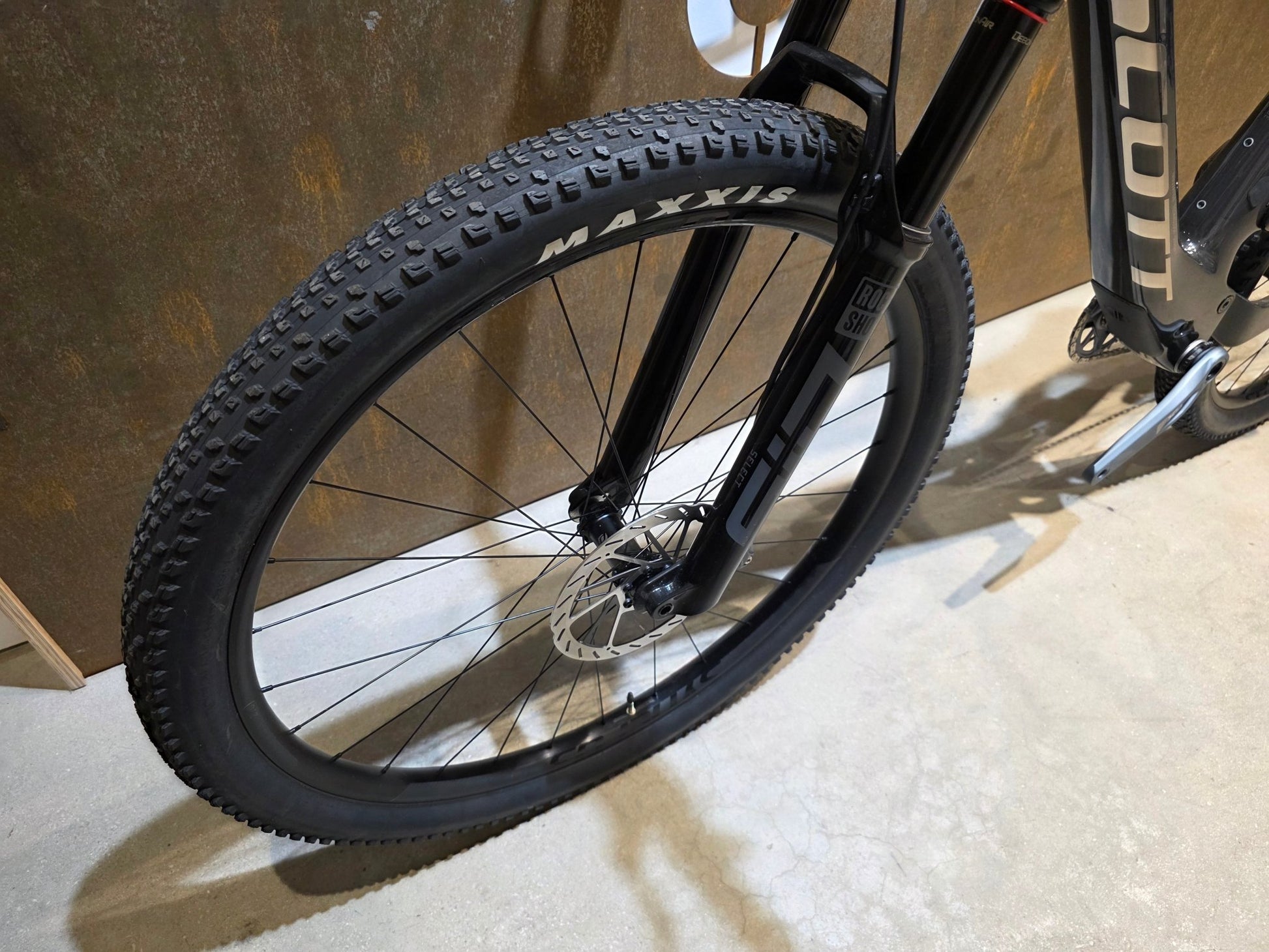 Mountainbike von Scott, SCOTT SPARK RC TEAM ISSUE / CARBON BLACK / M vor USEDBIKES - OB.DE Hintergrund