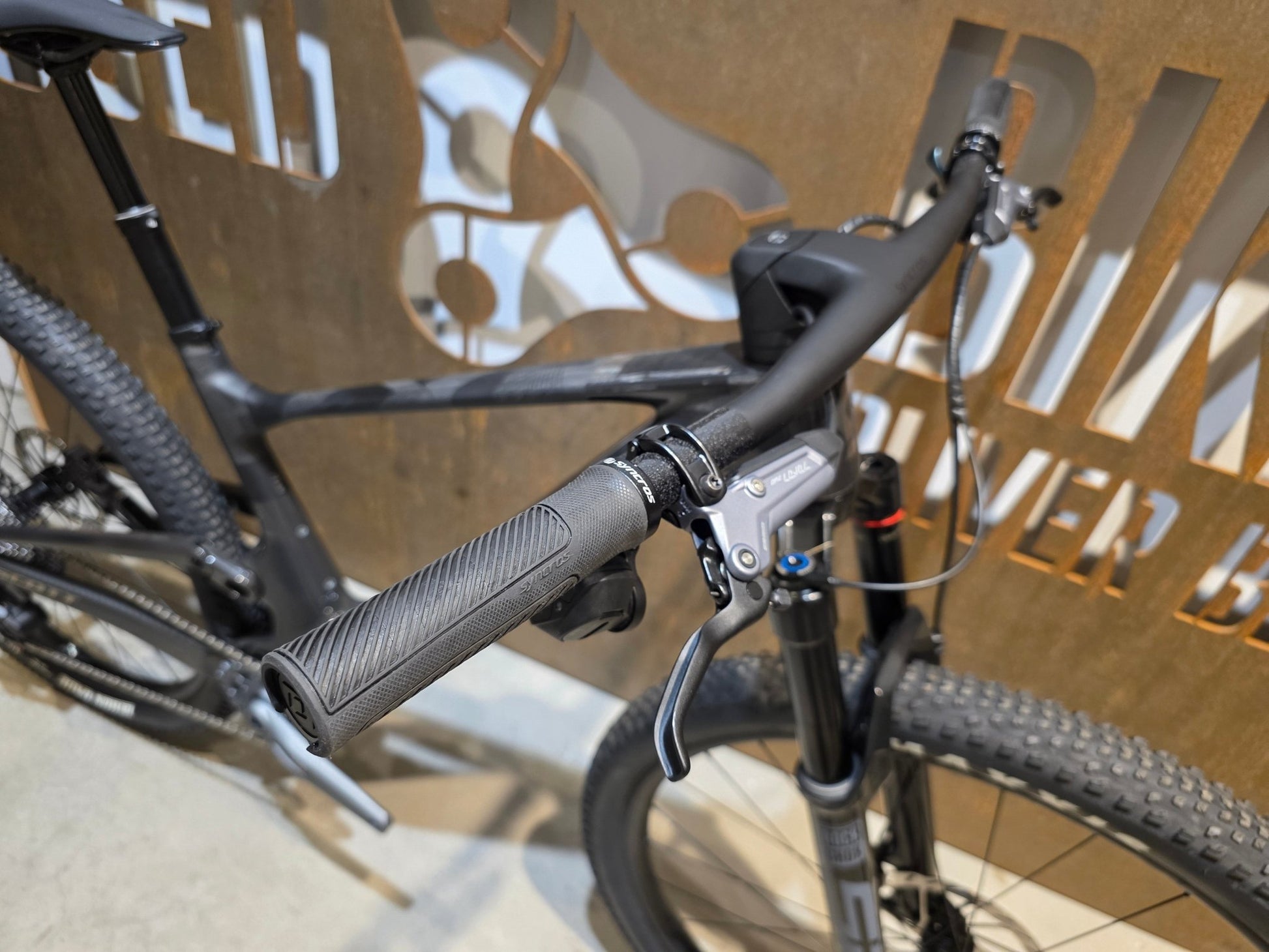 Mountainbike von Scott, SCOTT SPARK RC TEAM ISSUE / CARBON BLACK / M vor USEDBIKES - OB.DE Hintergrund