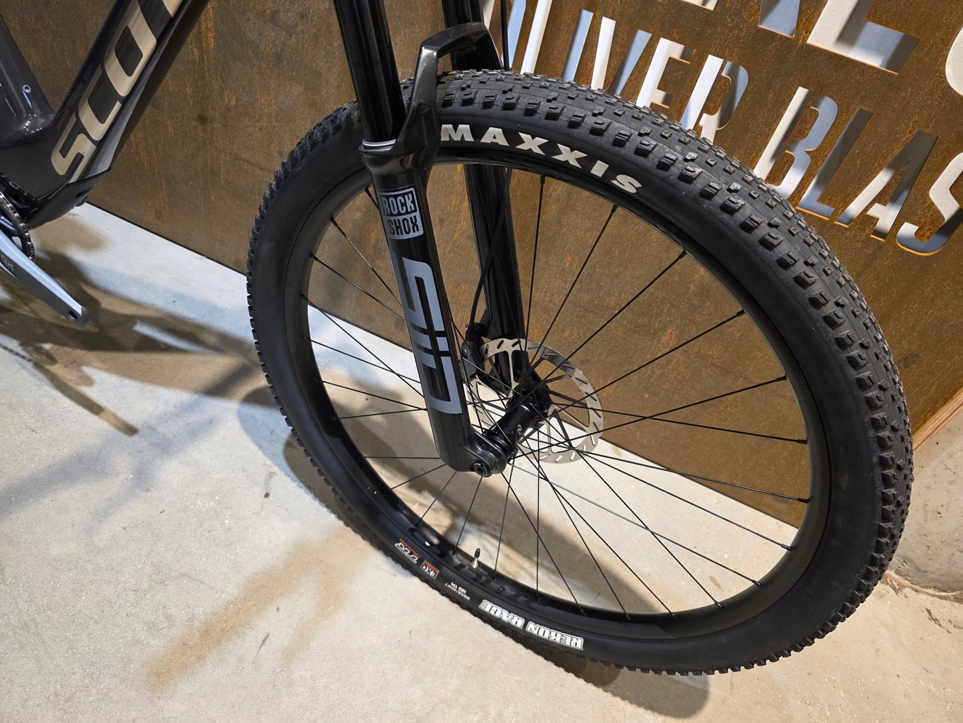 Mountainbike von Scott, SCOTT SPARK RC TEAM ISSUE / CARBON BLACK / M vor USEDBIKES - OB.DE Hintergrund