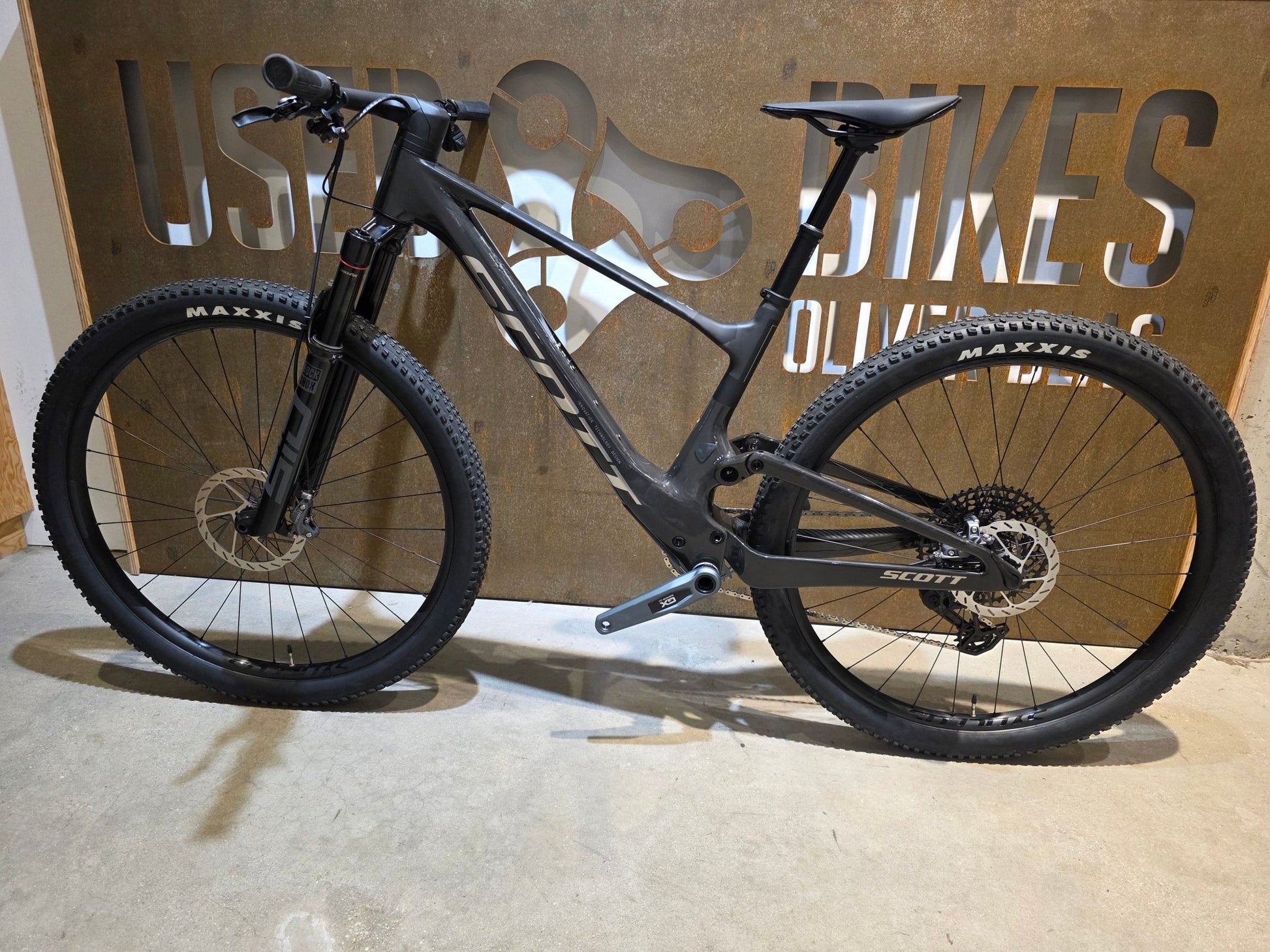 Mountainbike von Scott, SCOTT SPARK RC TEAM ISSUE / CARBON BLACK / M vor USEDBIKES - OB.DE Hintergrund