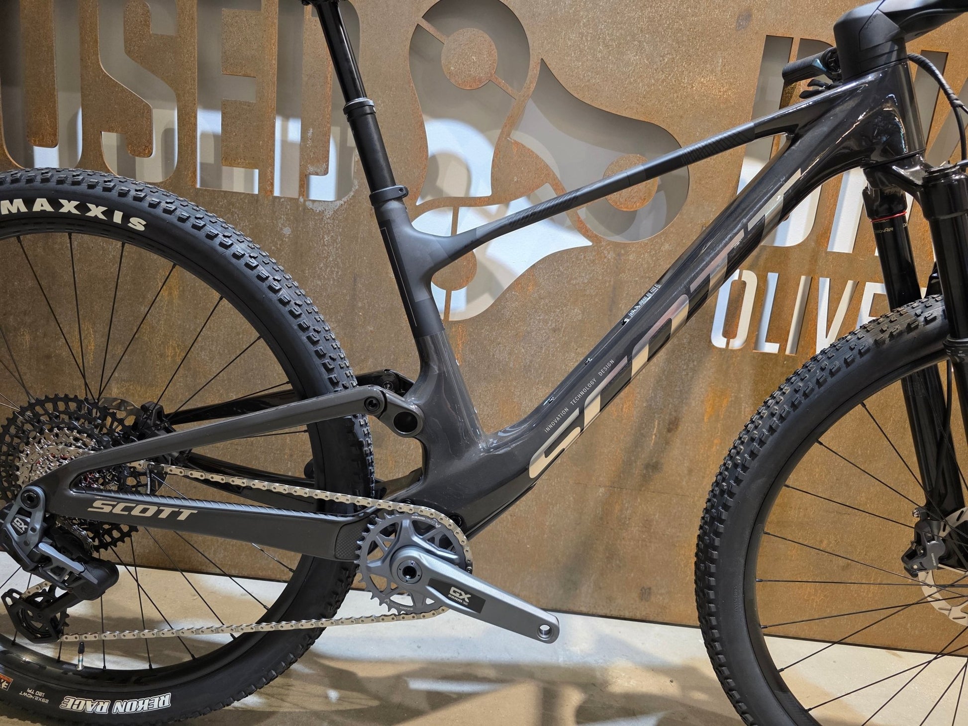 Mountainbike von Scott, SCOTT SPARK RC TEAM ISSUE / CARBON BLACK / M vor USEDBIKES - OB.DE Hintergrund