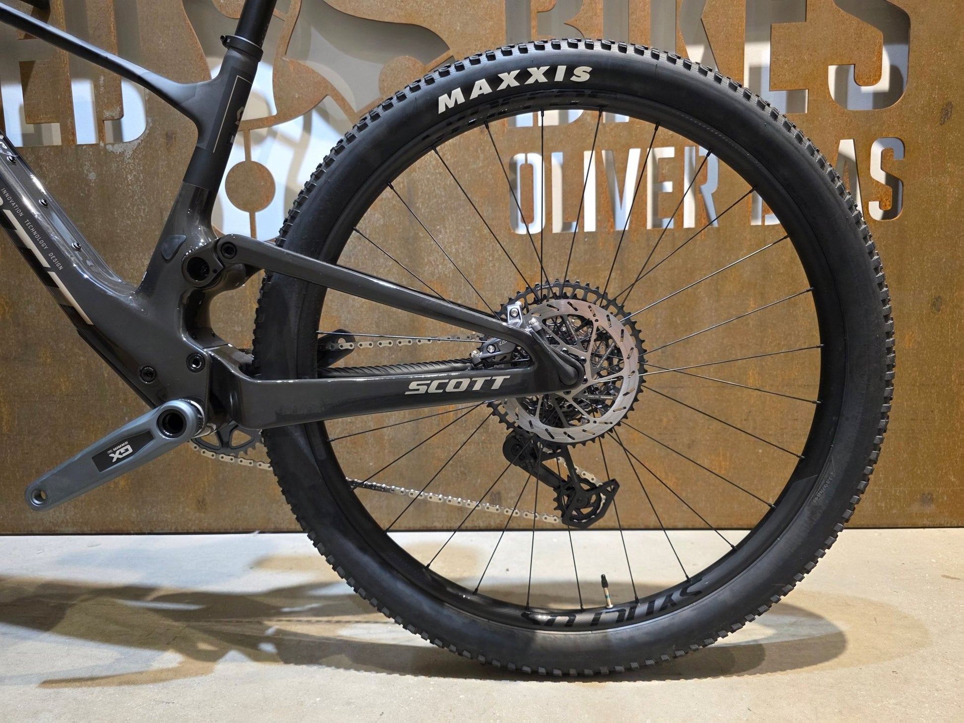 Mountainbike von Scott, SCOTT SPARK RC TEAM ISSUE / CARBON BLACK / M vor USEDBIKES - OB.DE Hintergrund