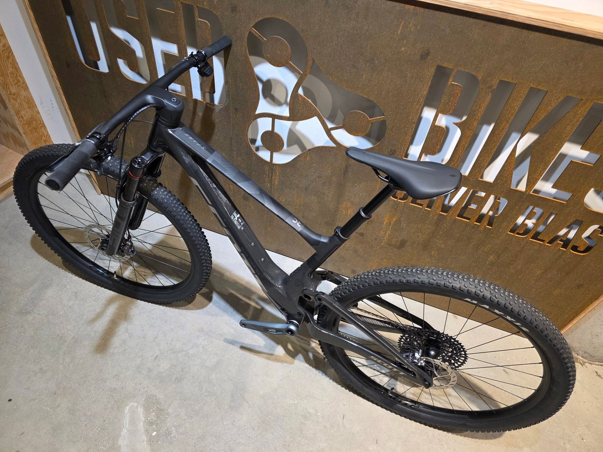 Mountainbike von Scott, SCOTT SPARK RC TEAM ISSUE / CARBON BLACK / M vor USEDBIKES - OB.DE Hintergrund