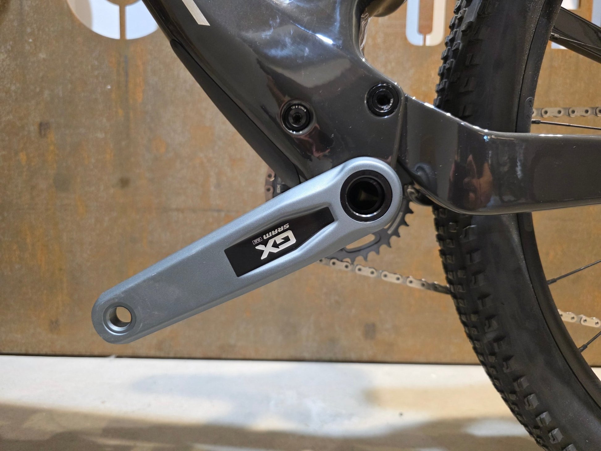 Mountainbike von Scott, SCOTT SPARK RC TEAM ISSUE / CARBON BLACK / M vor USEDBIKES - OB.DE Hintergrund