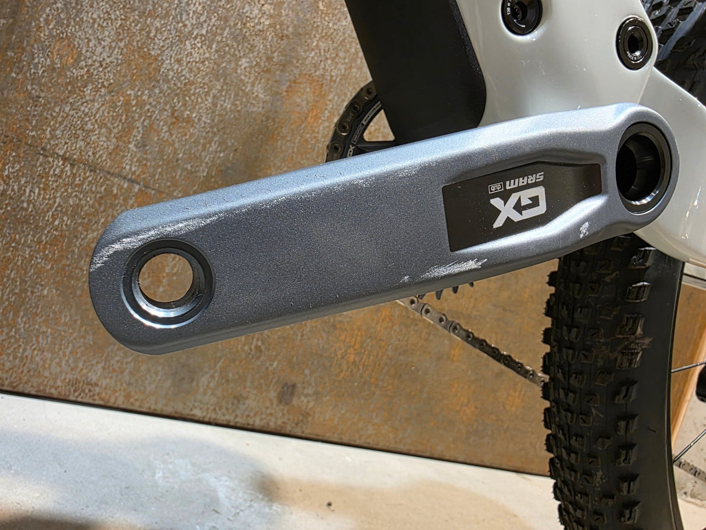 Mountainbike von Scott, SCOTT SPARK RC TEAM ISSUE / PASTEL GREY / DIM GREY / M vor USEDBIKES - OB.DE Hintergrund