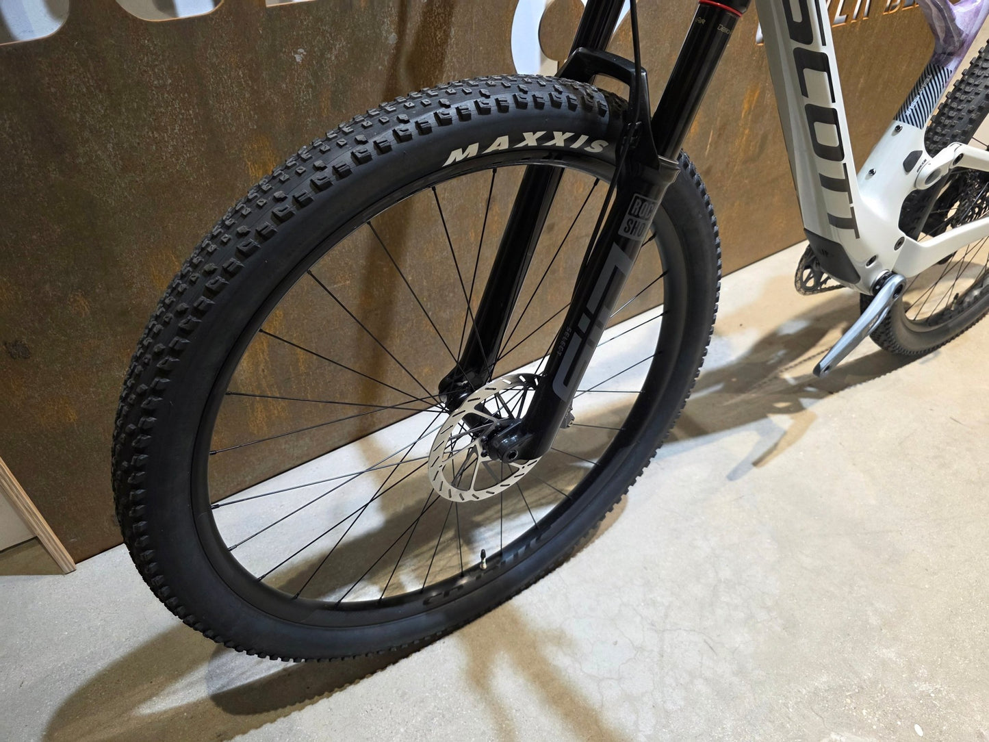 Mountainbike von Scott, SCOTT SPARK RC TEAM ISSUE / PASTEL GREY / DIM GREY / M vor USEDBIKES - OB.DE Hintergrund