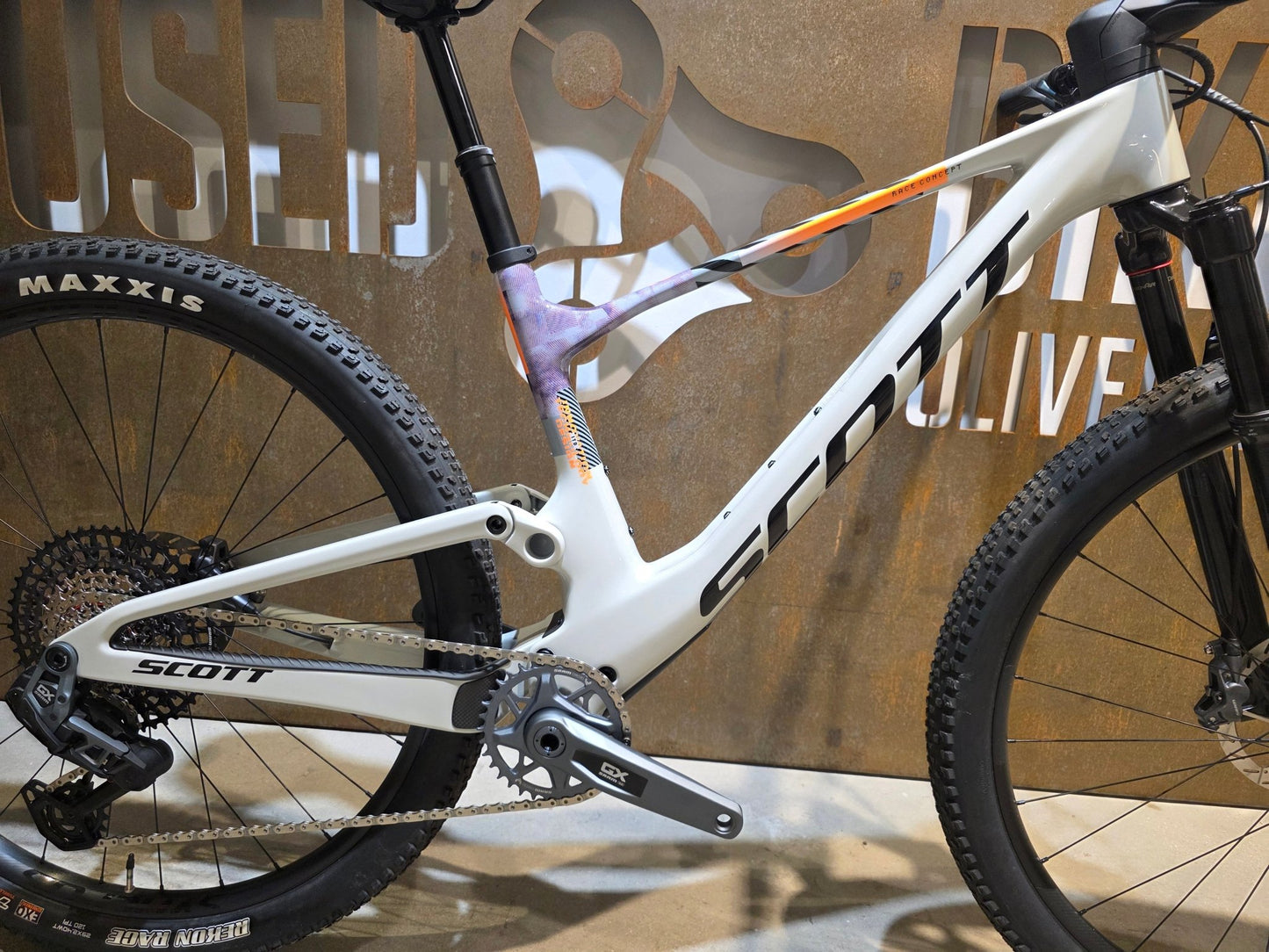 Mountainbike von Scott, SCOTT SPARK RC TEAM ISSUE / PASTEL GREY / DIM GREY / M vor USEDBIKES - OB.DE Hintergrund