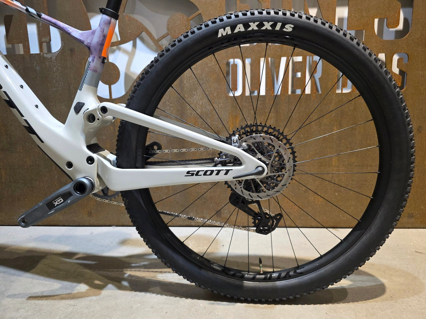 Mountainbike von Scott, SCOTT SPARK RC TEAM ISSUE / PASTEL GREY / DIM GREY / M vor USEDBIKES - OB.DE Hintergrund
