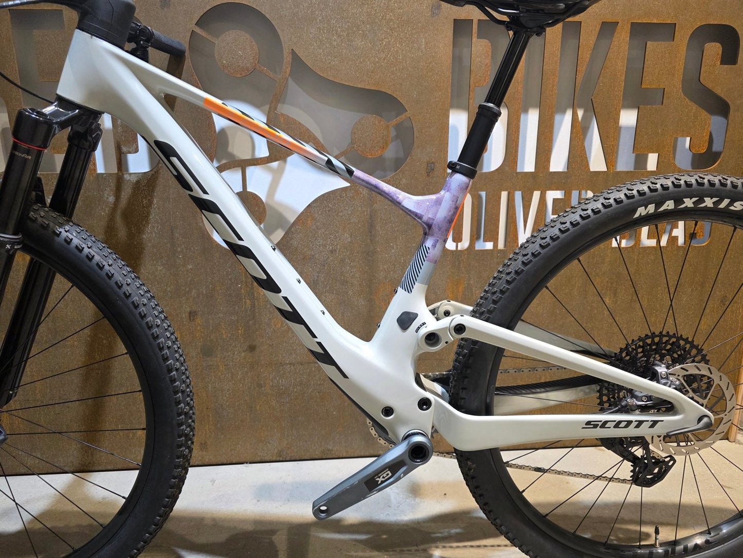 Mountainbike von Scott, SCOTT SPARK RC TEAM ISSUE / PASTEL GREY / DIM GREY / M vor USEDBIKES - OB.DE Hintergrund