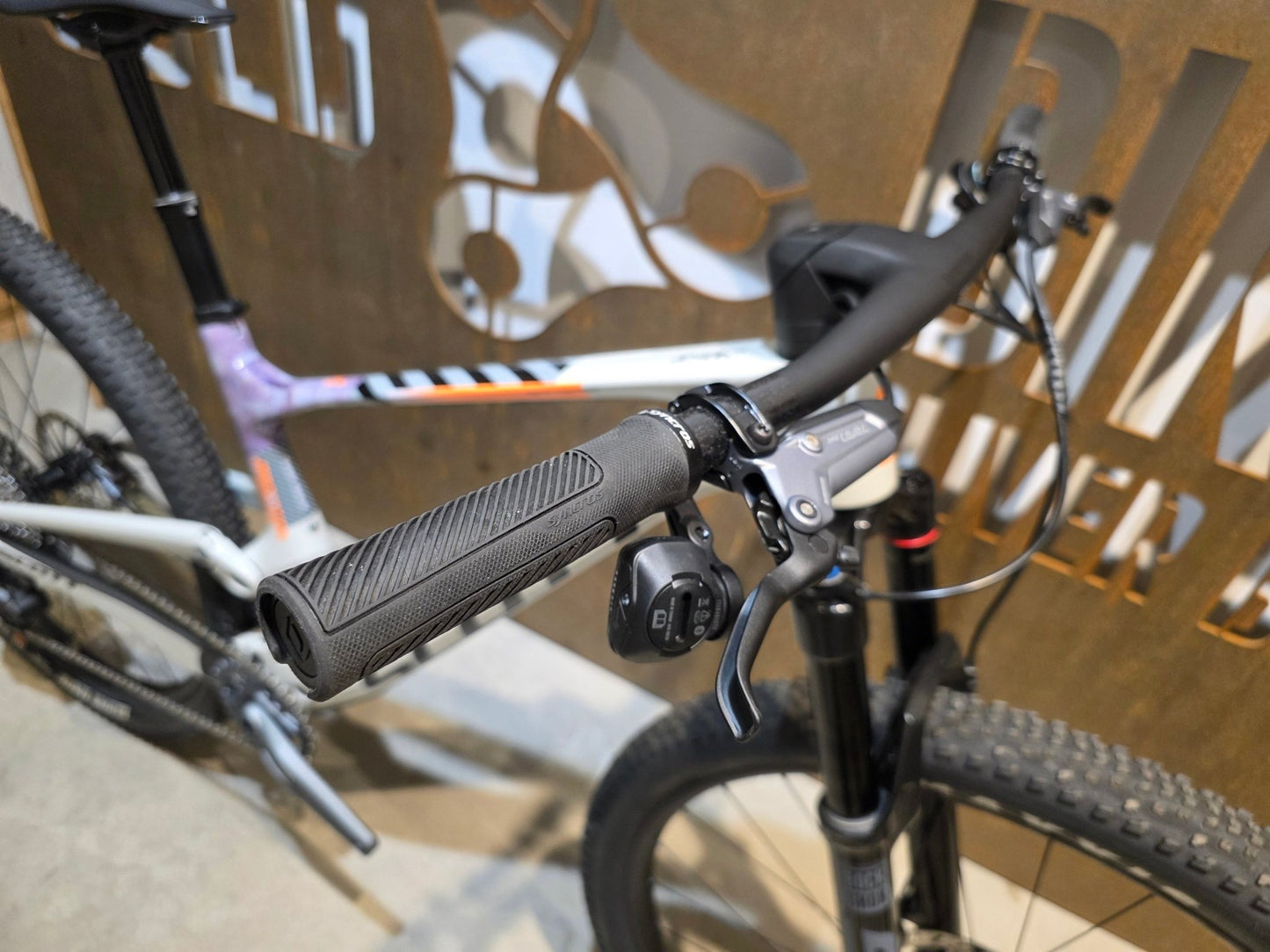 Mountainbike von Scott, SCOTT SPARK RC TEAM ISSUE / PASTEL GREY / DIM GREY / M vor USEDBIKES - OB.DE Hintergrund