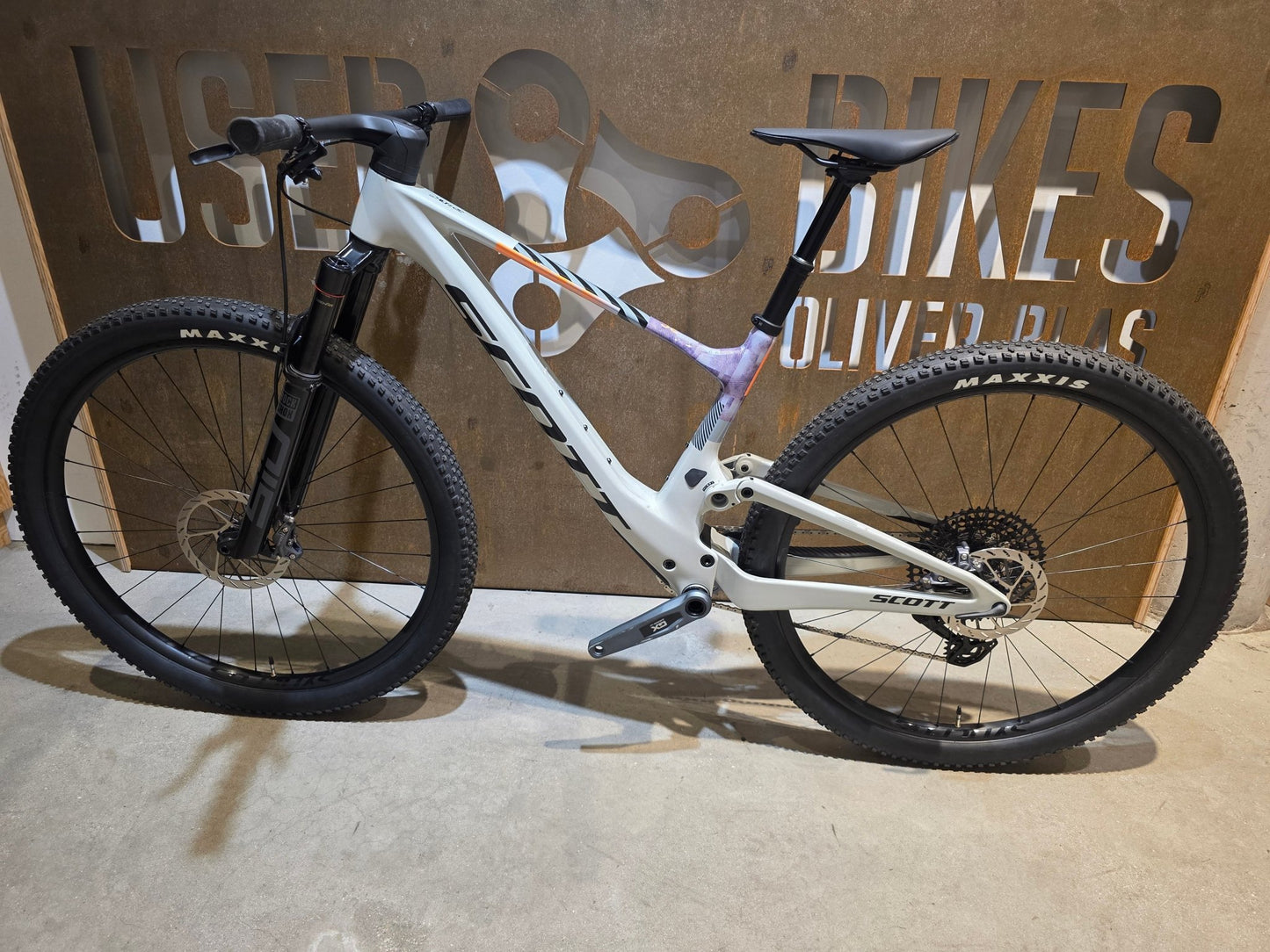 Mountainbike von Scott, SCOTT SPARK RC TEAM ISSUE / PASTEL GREY / DIM GREY / M vor USEDBIKES - OB.DE Hintergrund