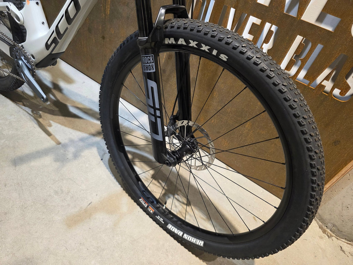Mountainbike von Scott, SCOTT SPARK RC TEAM ISSUE / PASTEL GREY / DIM GREY / M vor USEDBIKES - OB.DE Hintergrund