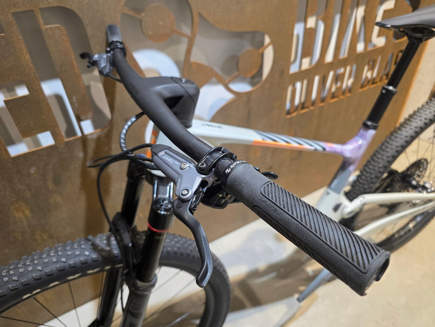 Mountainbike von Scott, SCOTT SPARK RC TEAM ISSUE / PASTEL GREY / DIM GREY / M vor USEDBIKES - OB.DE Hintergrund