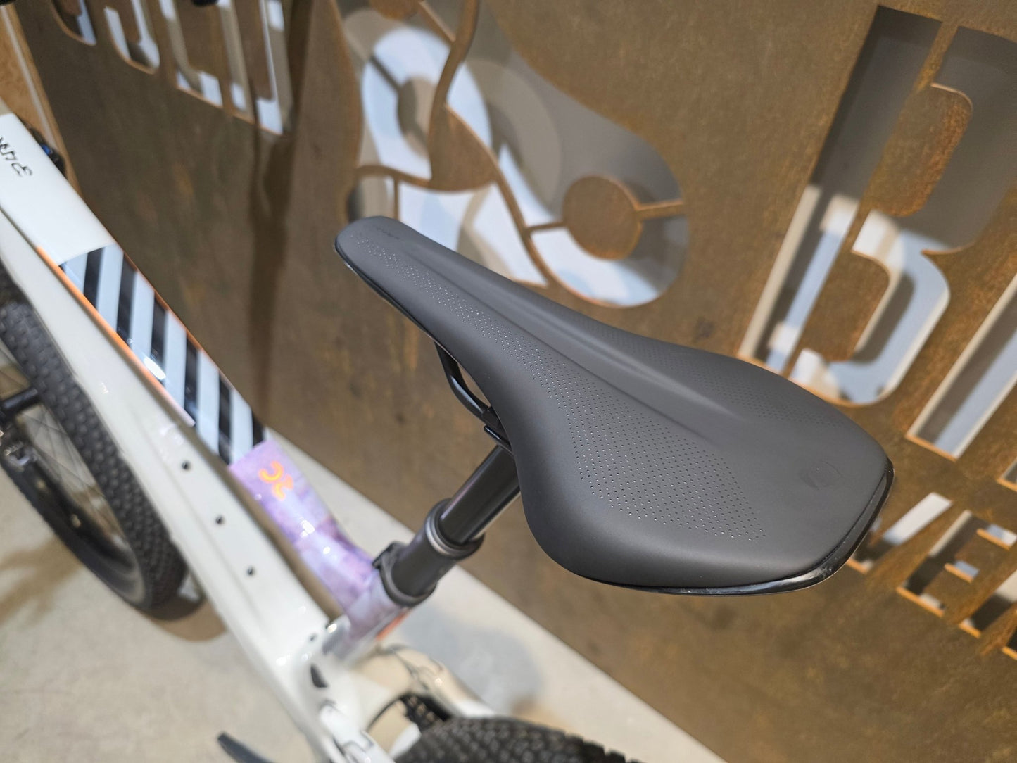 Mountainbike von Scott, SCOTT SPARK RC TEAM ISSUE / PASTEL GREY / DIM GREY / M vor USEDBIKES - OB.DE Hintergrund