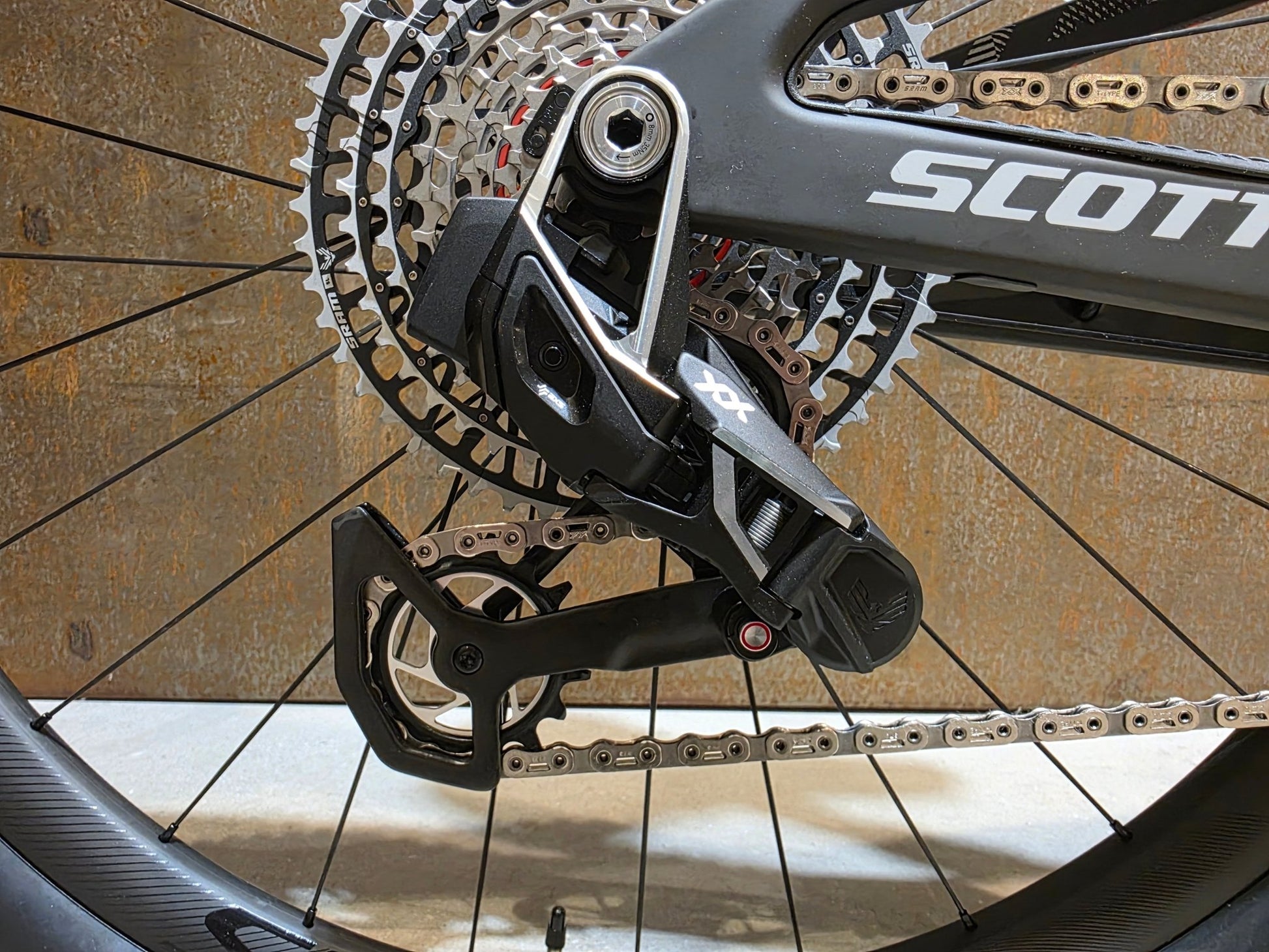 Mountainbike von Scott, SCOTT SPARK RC WORLD CUP EVO / CARBON BLACK / M vor USEDBIKES - OB.DE Hintergrund