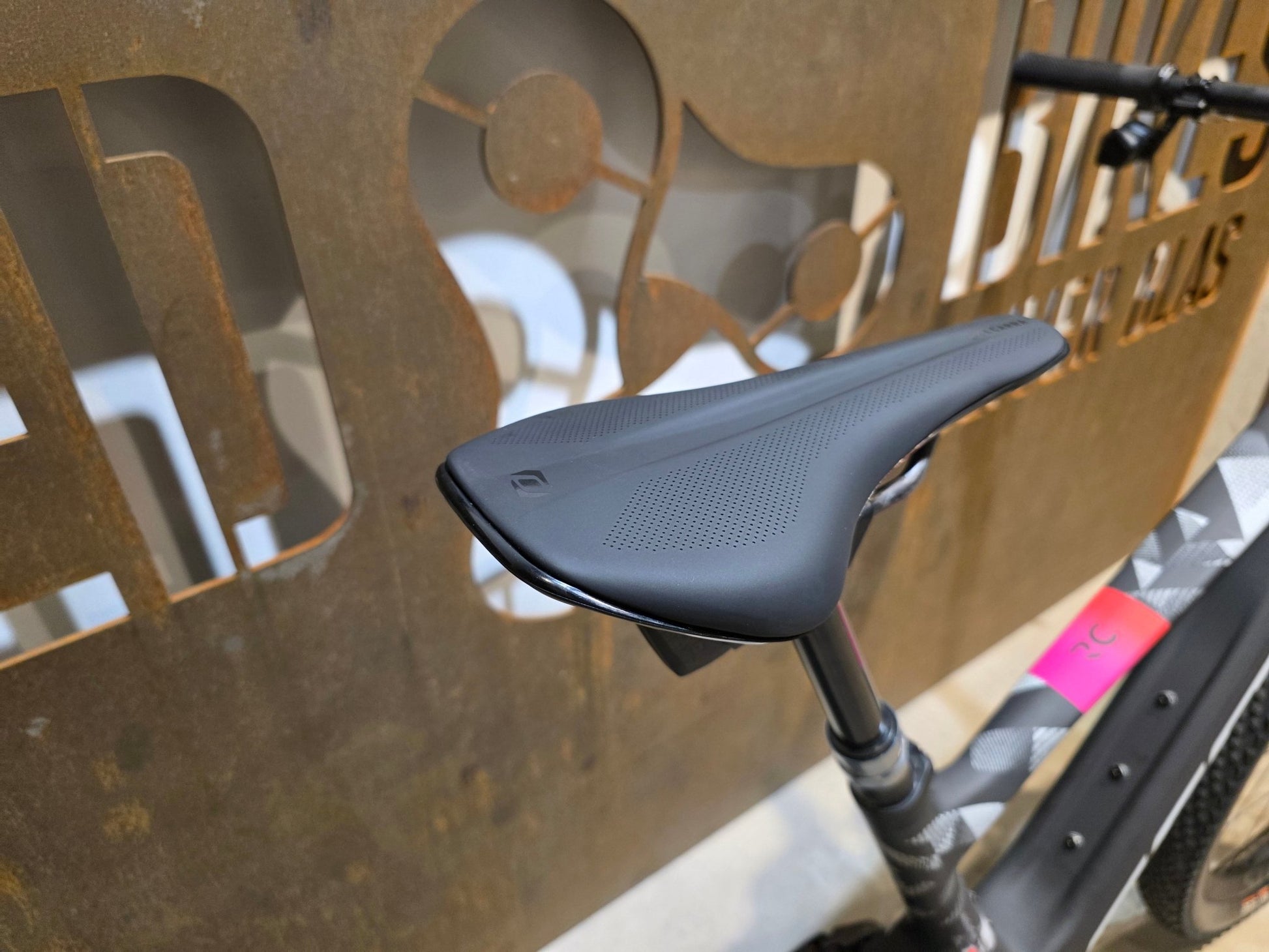 Mountainbike von Scott, SCOTT SPARK RC WORLD CUP EVO / CARBON BLACK / M vor USEDBIKES - OB.DE Hintergrund