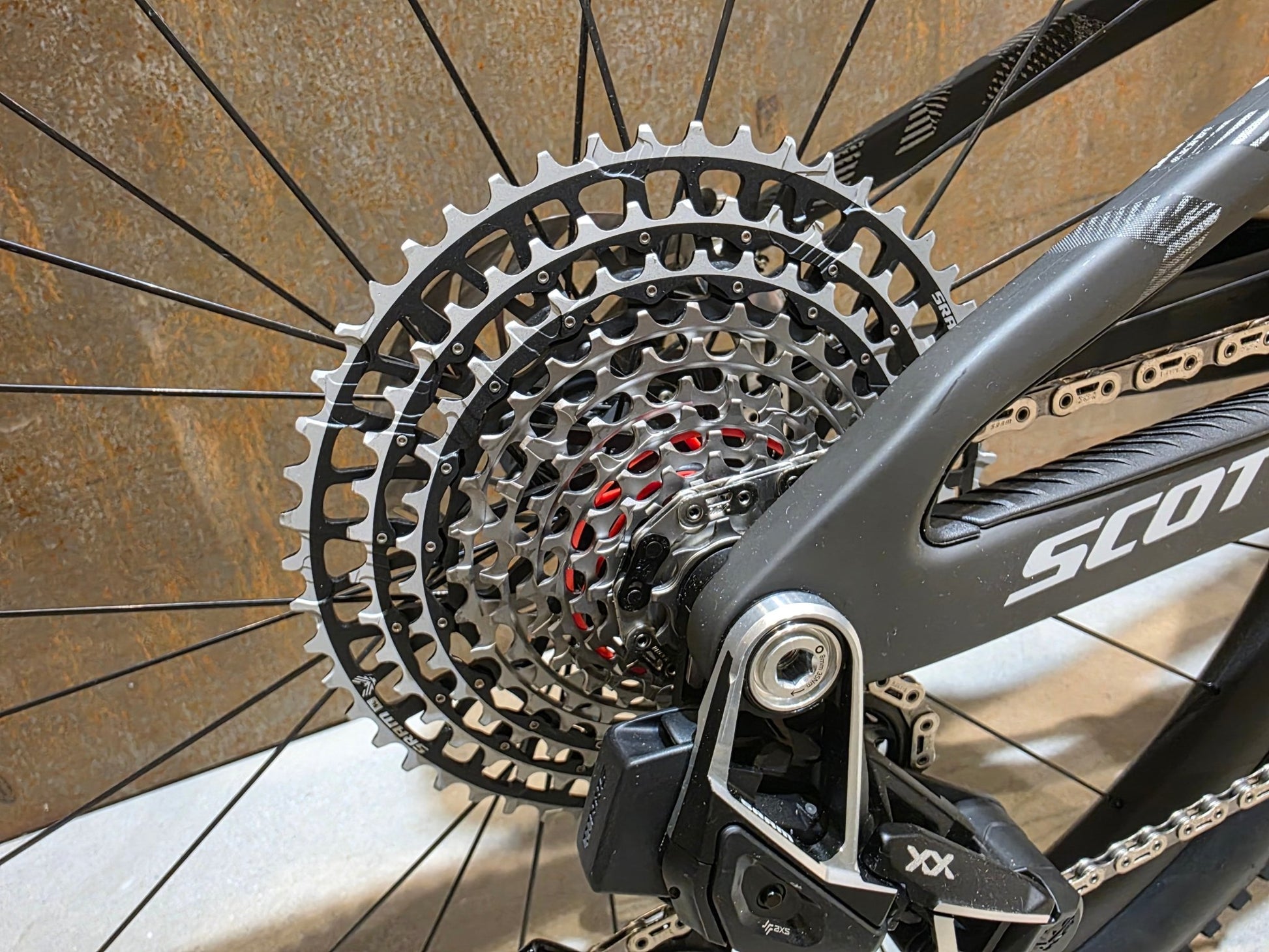 Mountainbike von Scott, SCOTT SPARK RC WORLD CUP EVO / CARBON BLACK / M vor USEDBIKES - OB.DE Hintergrund