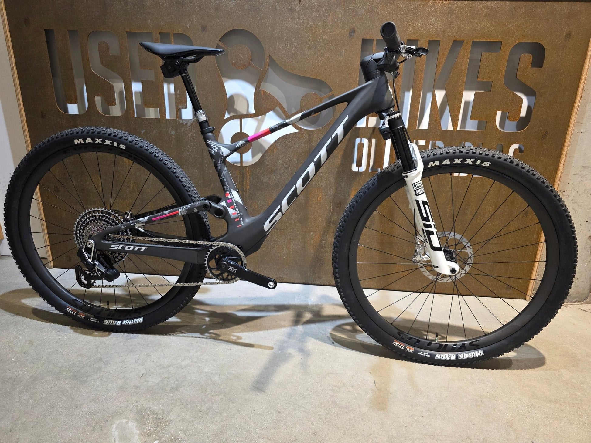 Mountainbike von Scott, SCOTT SPARK RC WORLD CUP EVO / CARBON BLACK / M vor USEDBIKES - OB.DE Hintergrund