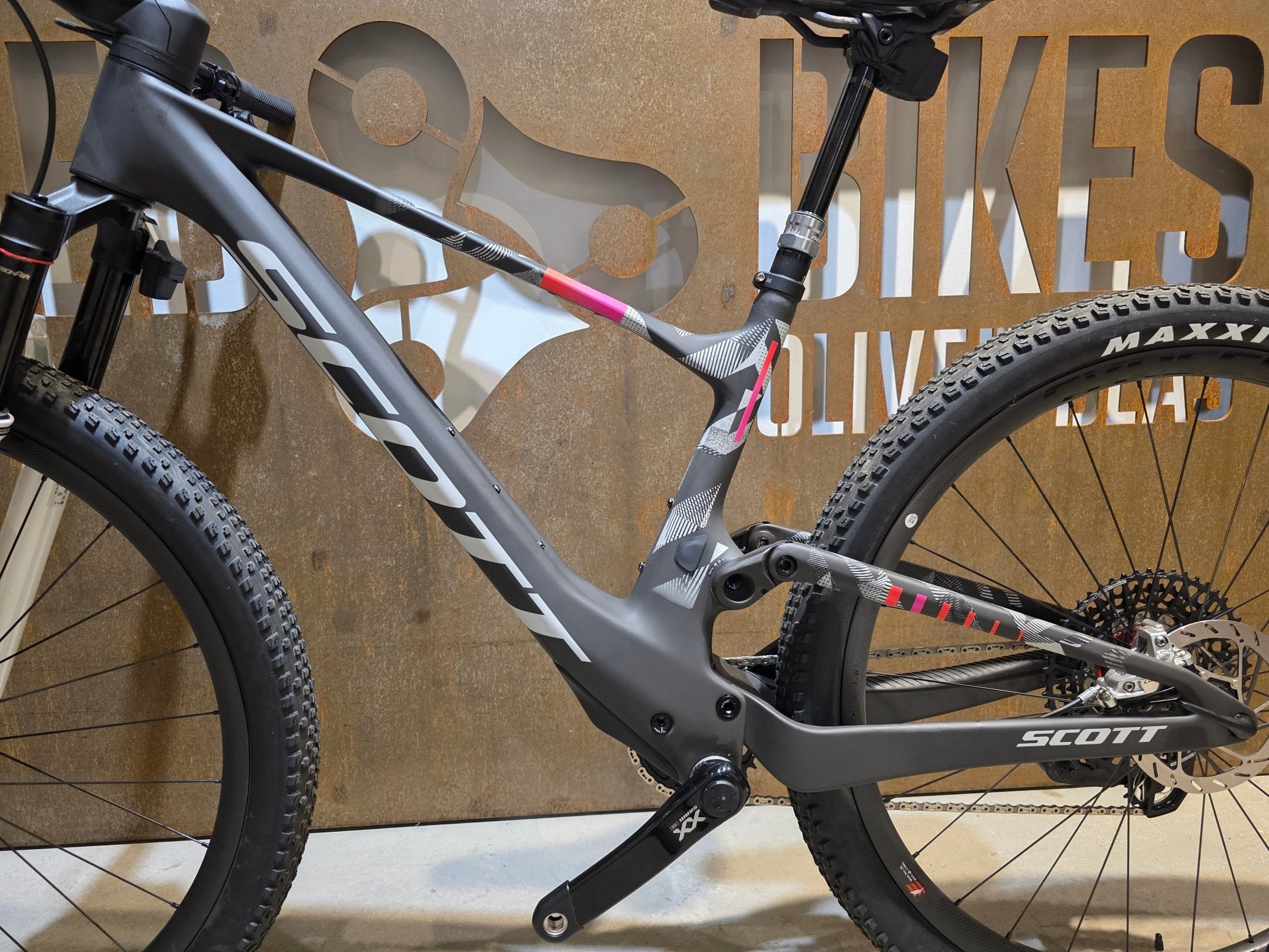 Mountainbike von Scott, SCOTT SPARK RC WORLD CUP EVO / CARBON BLACK / M vor USEDBIKES - OB.DE Hintergrund