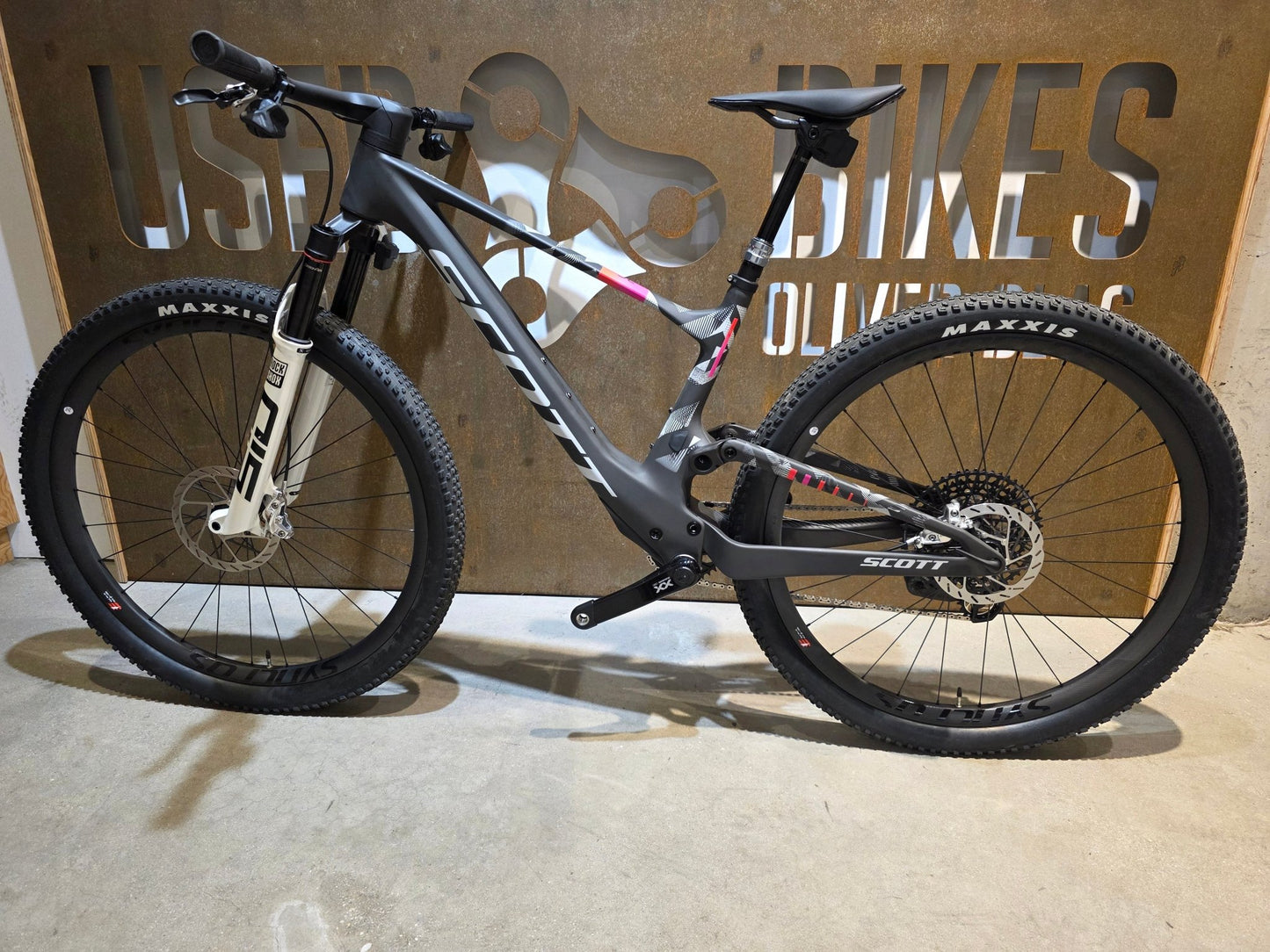 Mountainbike von Scott, SCOTT SPARK RC WORLD CUP EVO / CARBON BLACK / M vor USEDBIKES - OB.DE Hintergrund