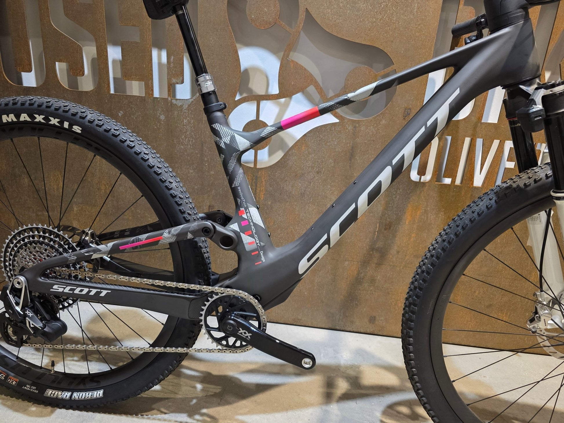 Mountainbike von Scott, SCOTT SPARK RC WORLD CUP EVO / CARBON BLACK / M vor USEDBIKES - OB.DE Hintergrund