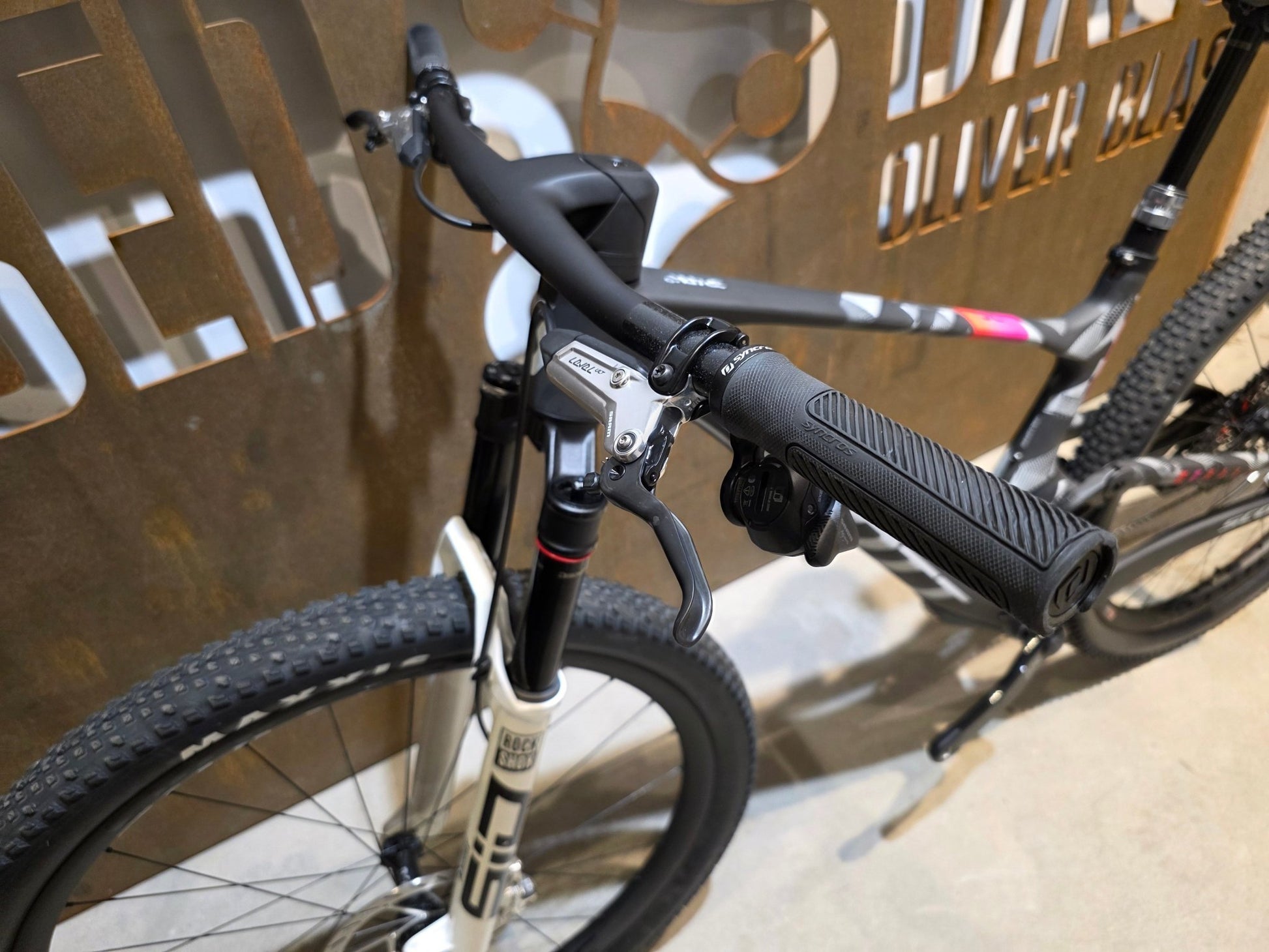 Mountainbike von Scott, SCOTT SPARK RC WORLD CUP EVO / CARBON BLACK / M vor USEDBIKES - OB.DE Hintergrund