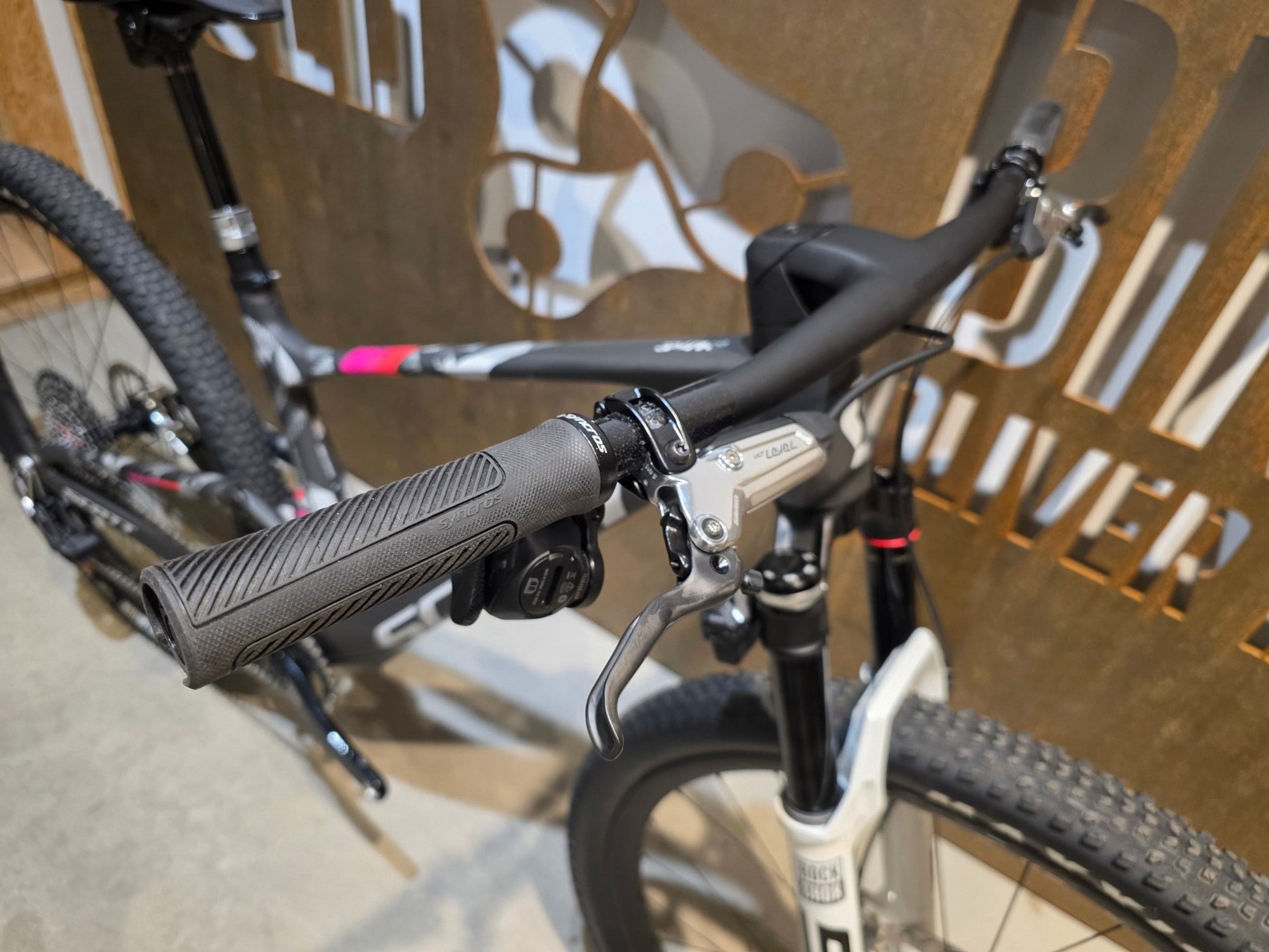 Mountainbike von Scott, SCOTT SPARK RC WORLD CUP EVO / CARBON BLACK / M vor USEDBIKES - OB.DE Hintergrund