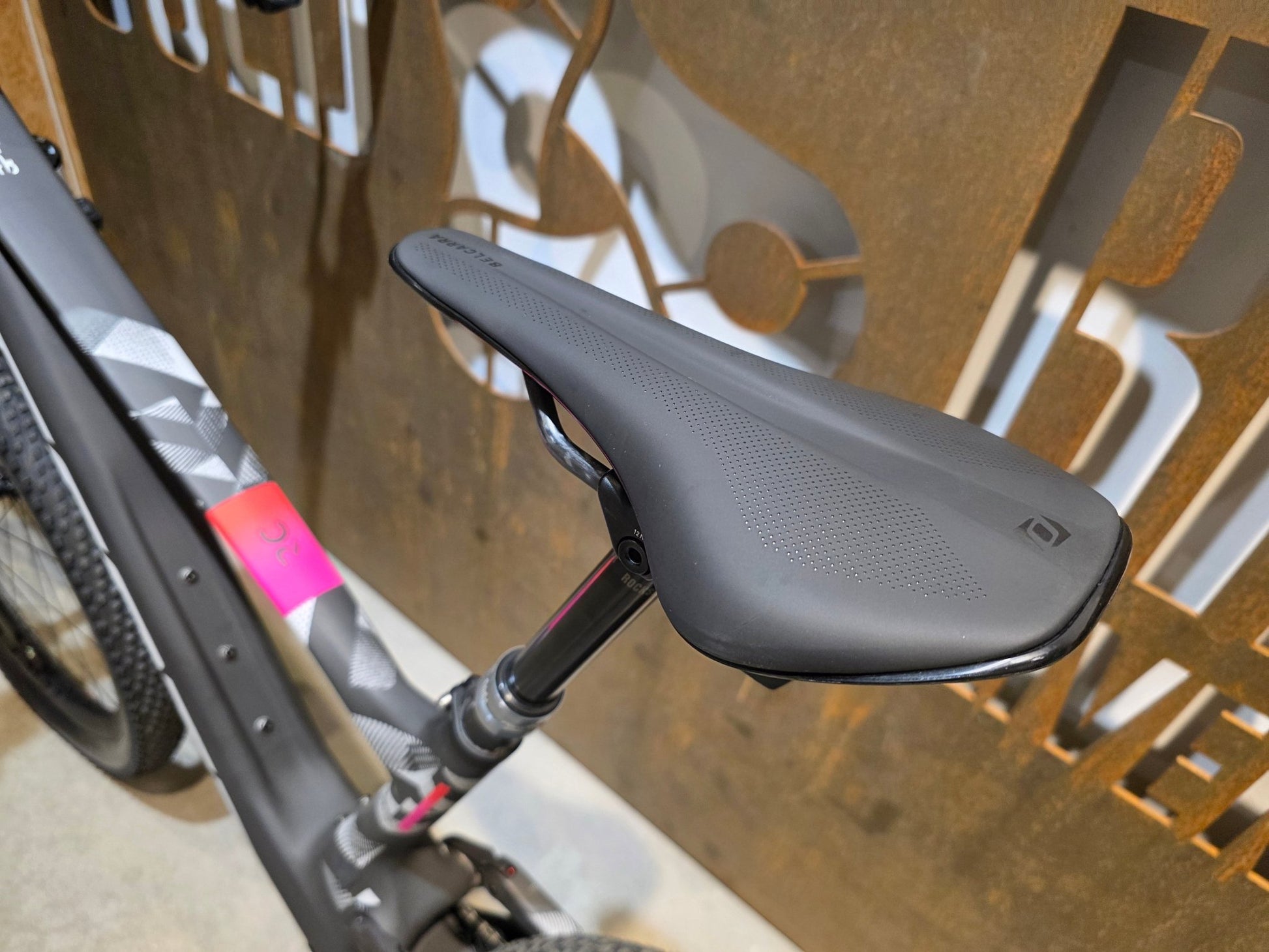 Mountainbike von Scott, SCOTT SPARK RC WORLD CUP EVO / CARBON BLACK / M vor USEDBIKES - OB.DE Hintergrund